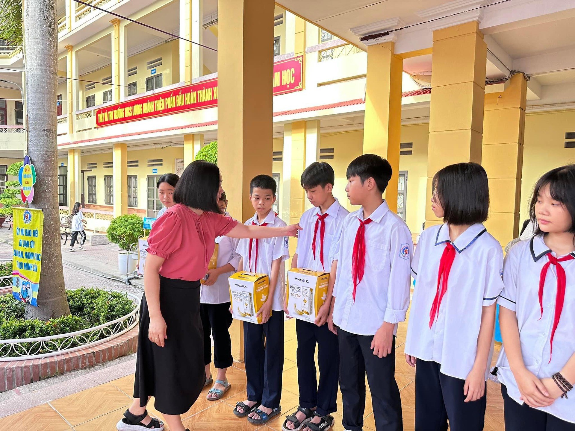 Liên đội TH Kim Đồng: Tổ chức chuyên đề "Vầng trăng yêu thương”, tặng quà cho học sinh có hoàn cảnh khó khăn