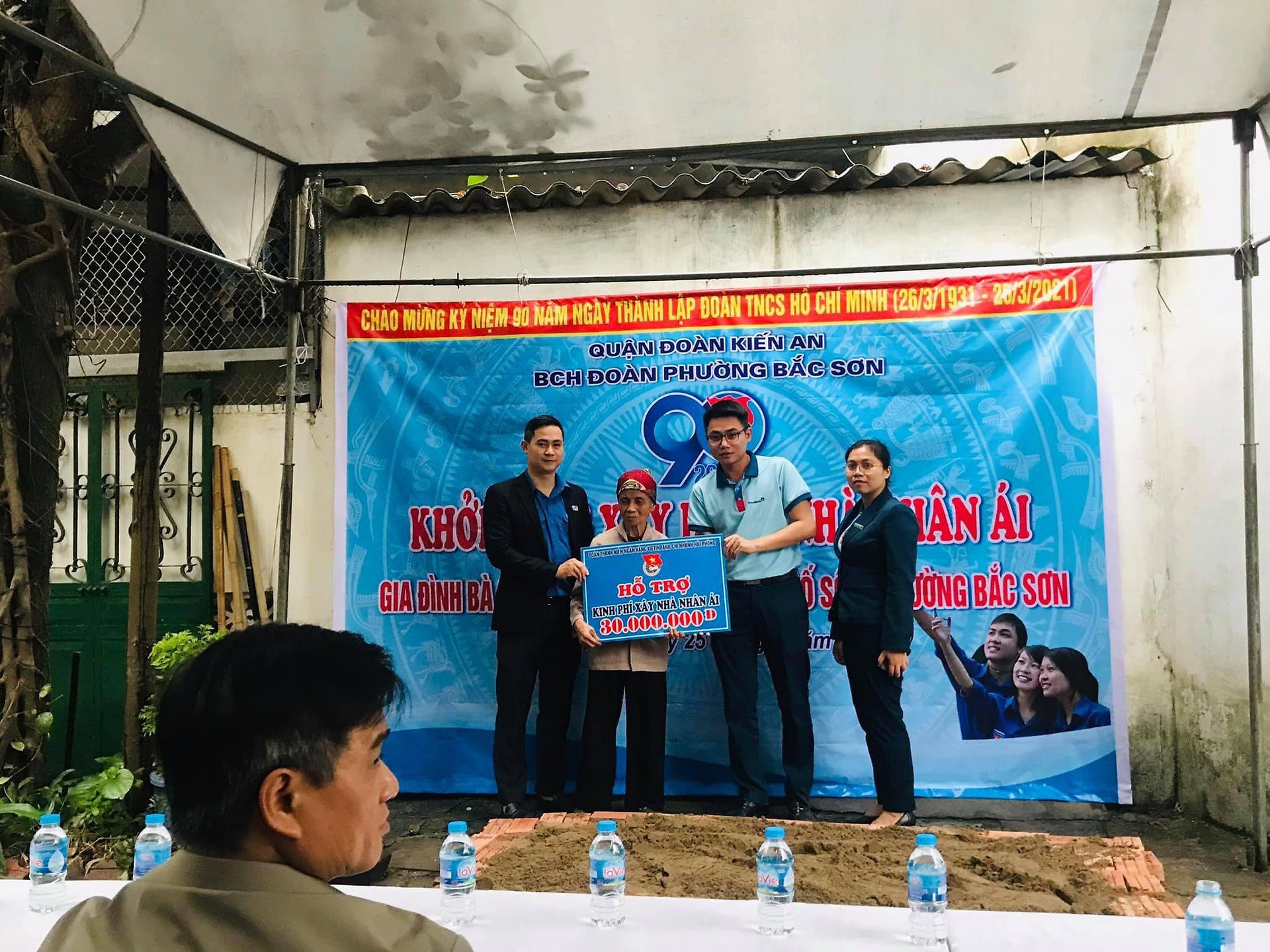 Đoàn thanh niên VietinBank - CN Hải Phòng phối hợp cùng UBND Phường Bắc Sơn - Quận Kiến An - TP Hải Phòng và Đoàn Khối Doanh nghiệp Hải Phòng tiến hành làm lễ khởi công công trình xây Nhà nhân ái cho bà Nguyễn Thị Hằng - cựu Thanh niên xung phong.