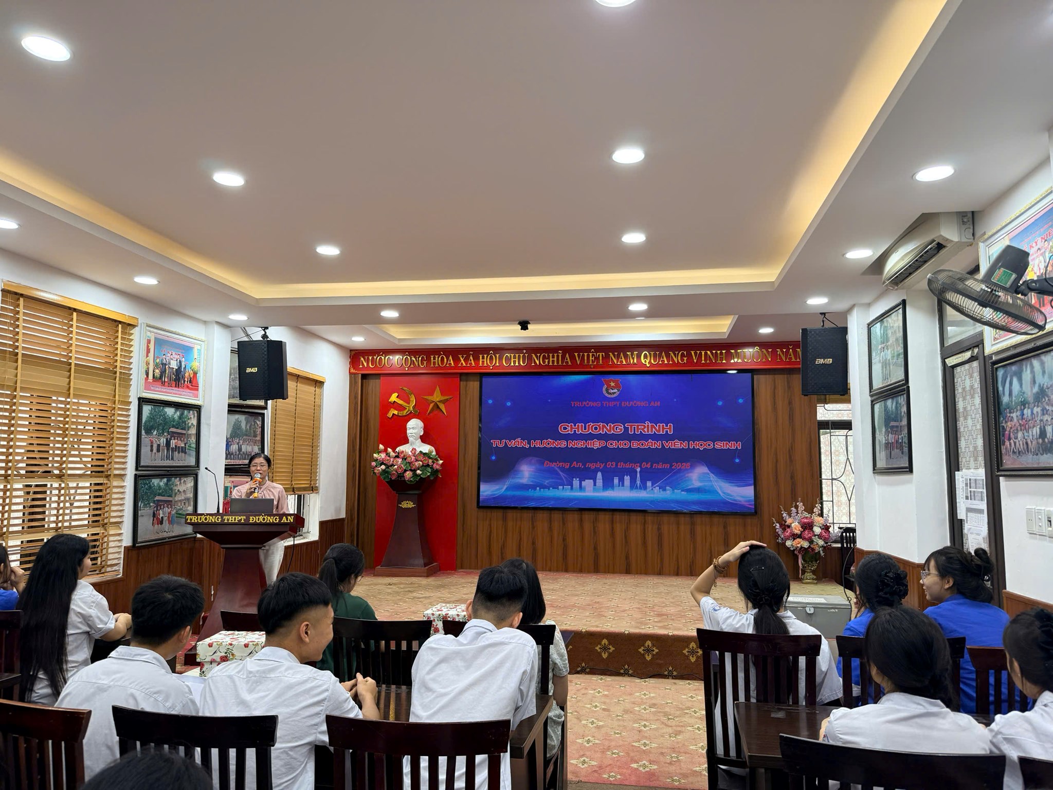 ĐƯỜNG AN: ĐOÀN TRƯỜNG THPT ĐƯỜNG AN TỔ CHỨC TƯ VẤN HƯỚNG NGHIỆP CHO ĐOÀN VIÊN, HỌC SINH