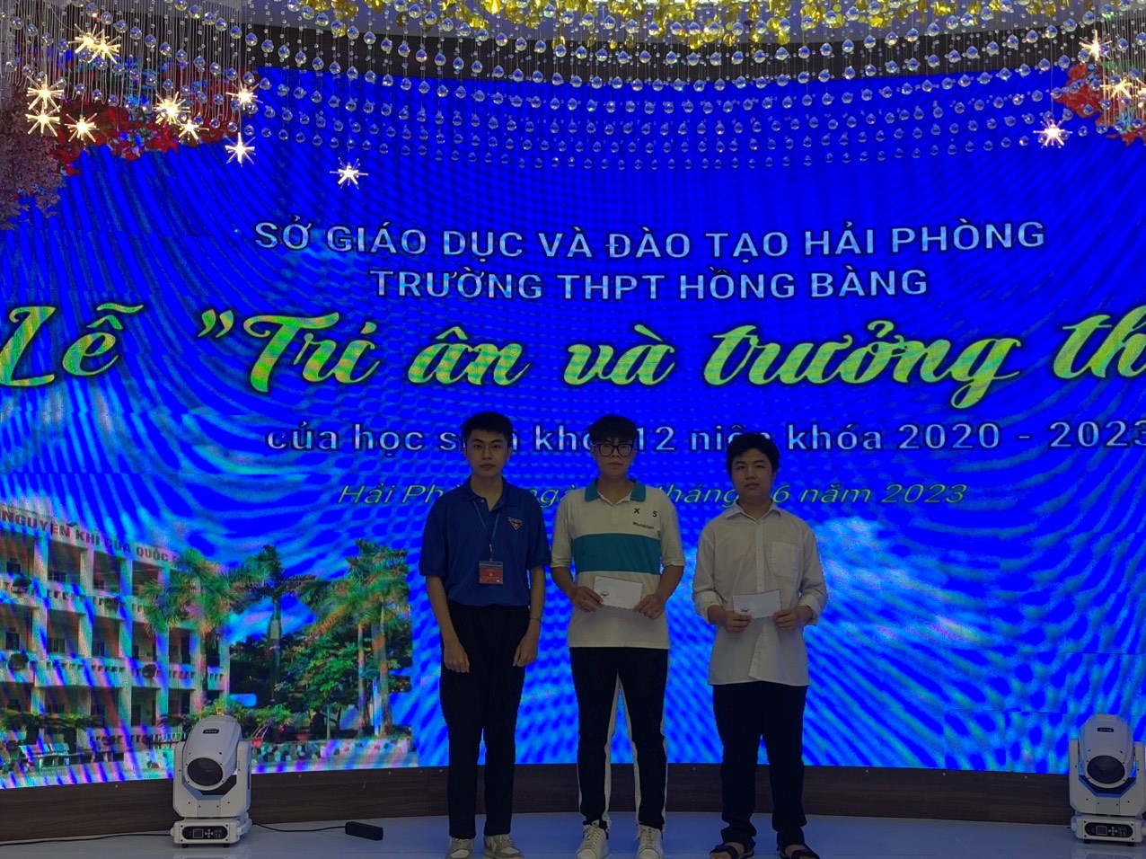Quận Đoàn Hồng Bàng phối hợp Đoàn khối THPT trao tặng quà cho ĐVTN lớp 12 tham gia kỳ thi THPT quốc gia 2023