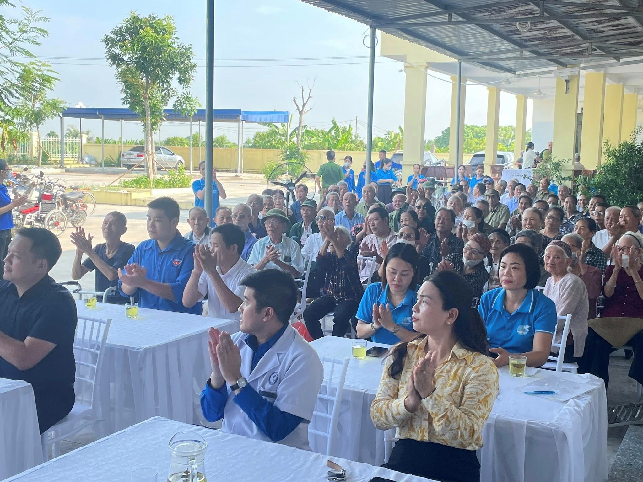 Đoàn Thanh niên phường An Phong phối hợp tổ chức Chương trình khám bệnh, cấp thuốc miễn phí và tặng quà cho đối tượng chính sách người có công nhân dịp kỷ niệm 78 năm ngày thương binh liệt sĩ 27/7