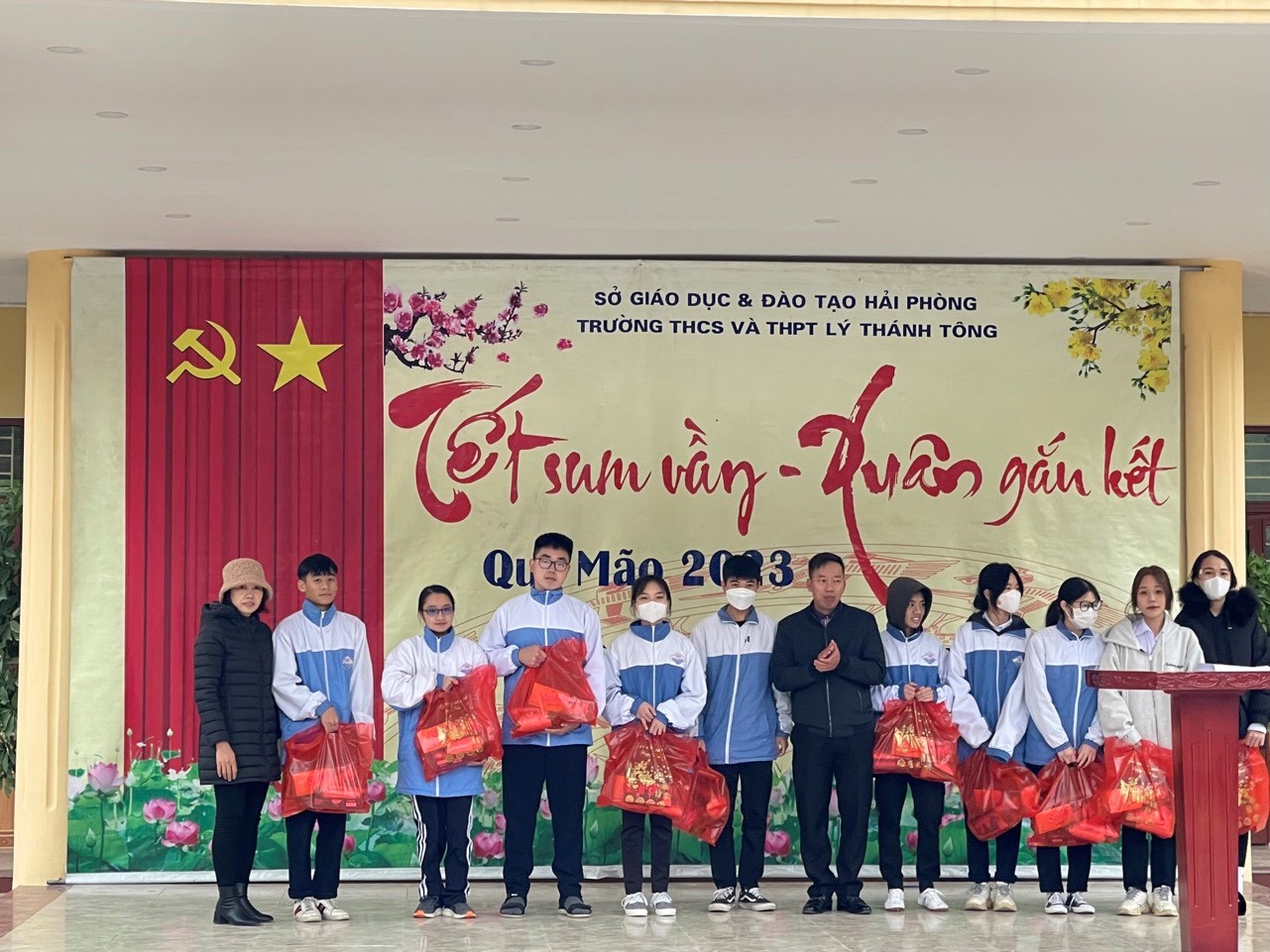 Đoàn trường THCS và THPT Lý Thánh Tông: Trao quà Tết cho học sinh có hoàn cảnh khó khăn 2023