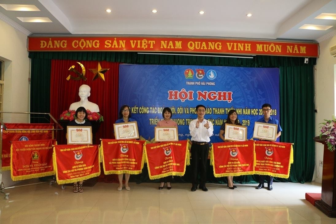 Đoàn Trường vinh dự được đón nhận Cờ thi đua xuất sắc năm học 2017-2018