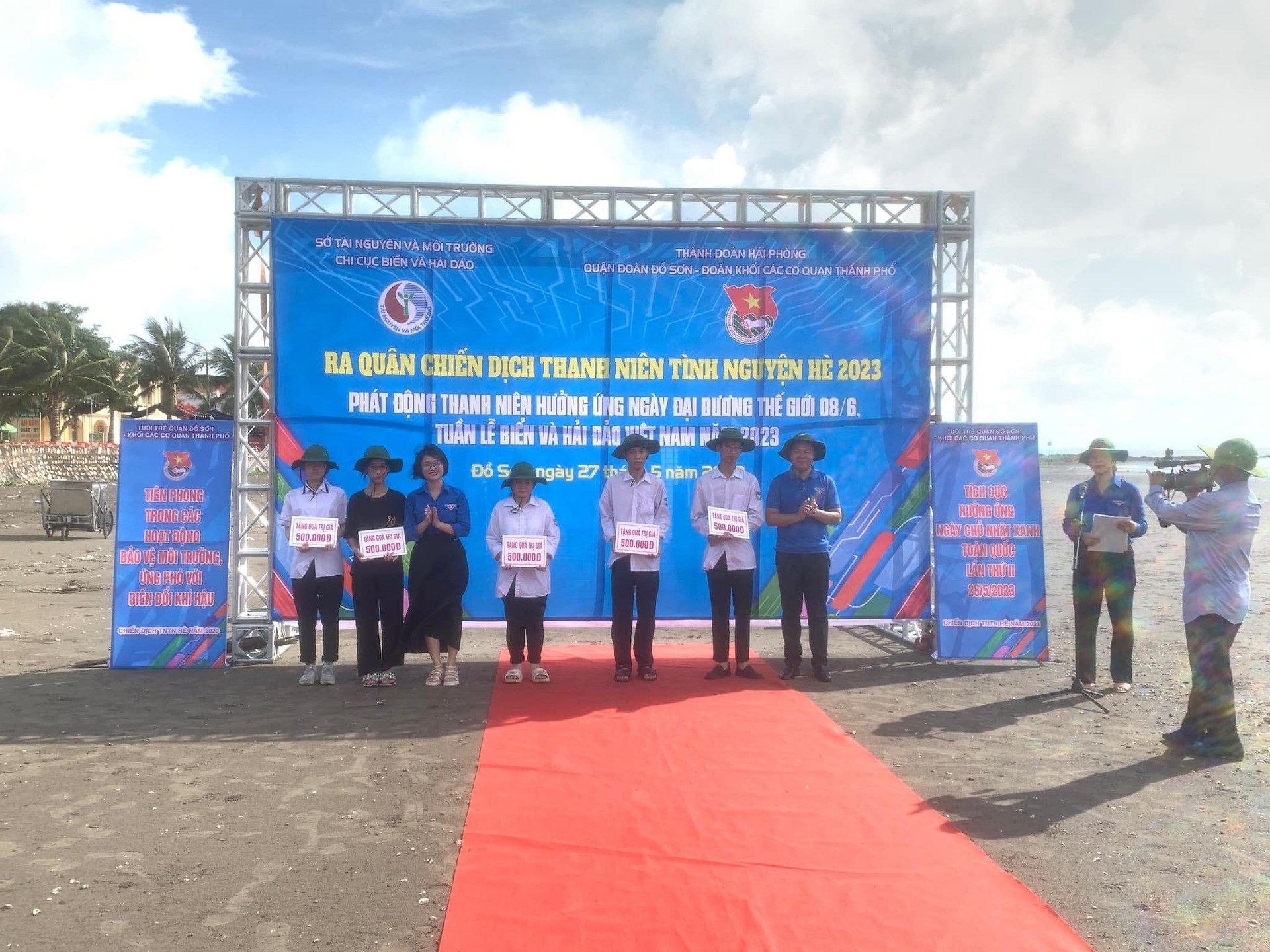 Quận đoàn Đồ Sơn: tổ chức tặng quà thí sinh hoàn cảnh khó khăn tham dự hai kỳ thi tuyển sinh vào lớp 10 THPT năm học 2023 - 2024 và THPT Quốc gia năm 2023