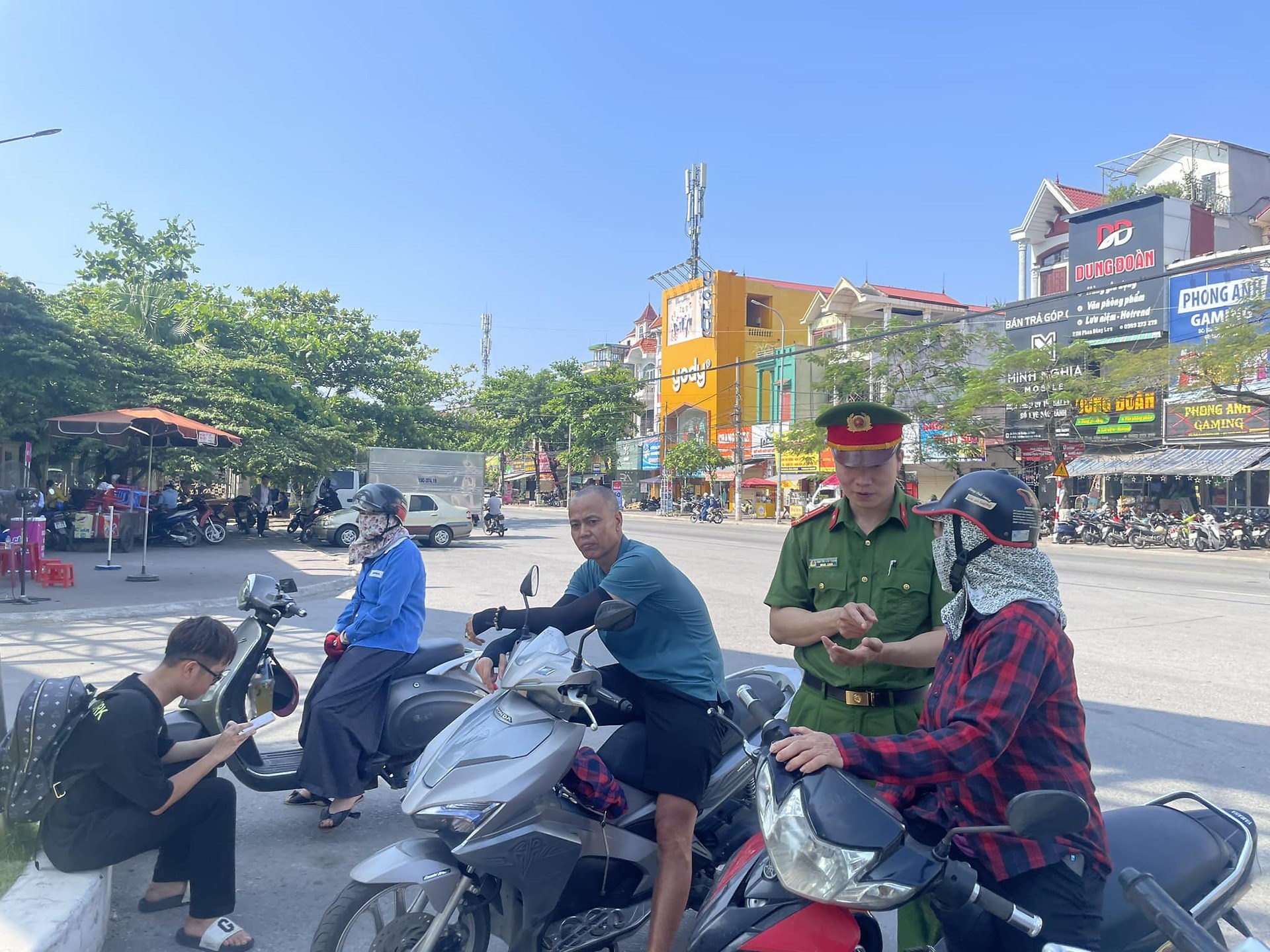 Đoàn TNCS Hồ Chí Minh quận Kiến An thành lập mô hình thanh niên đảm bảo trật tự ATGT tại khu vực cổng trường trong kỳ thi tốt nghiệp THPT năm 2023