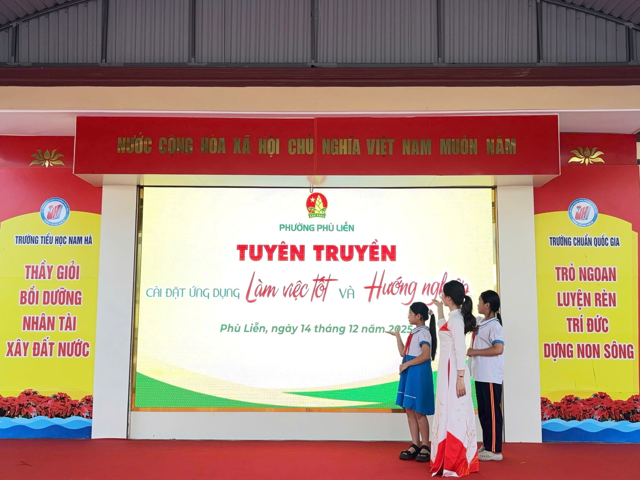 TUYÊN TRUYỀN CÀI ĐẶT ỨNG DỤNG "LÀM VIỆC TỐT" VÀ "HƯỚNG NGHIỆP" VÀ PHÁT ĐỘNG CUỘC THI TÌM HIỂU, VIẾT THƯ GỬI ĐẠI HỘI ĐOÀN CÁC CẤP