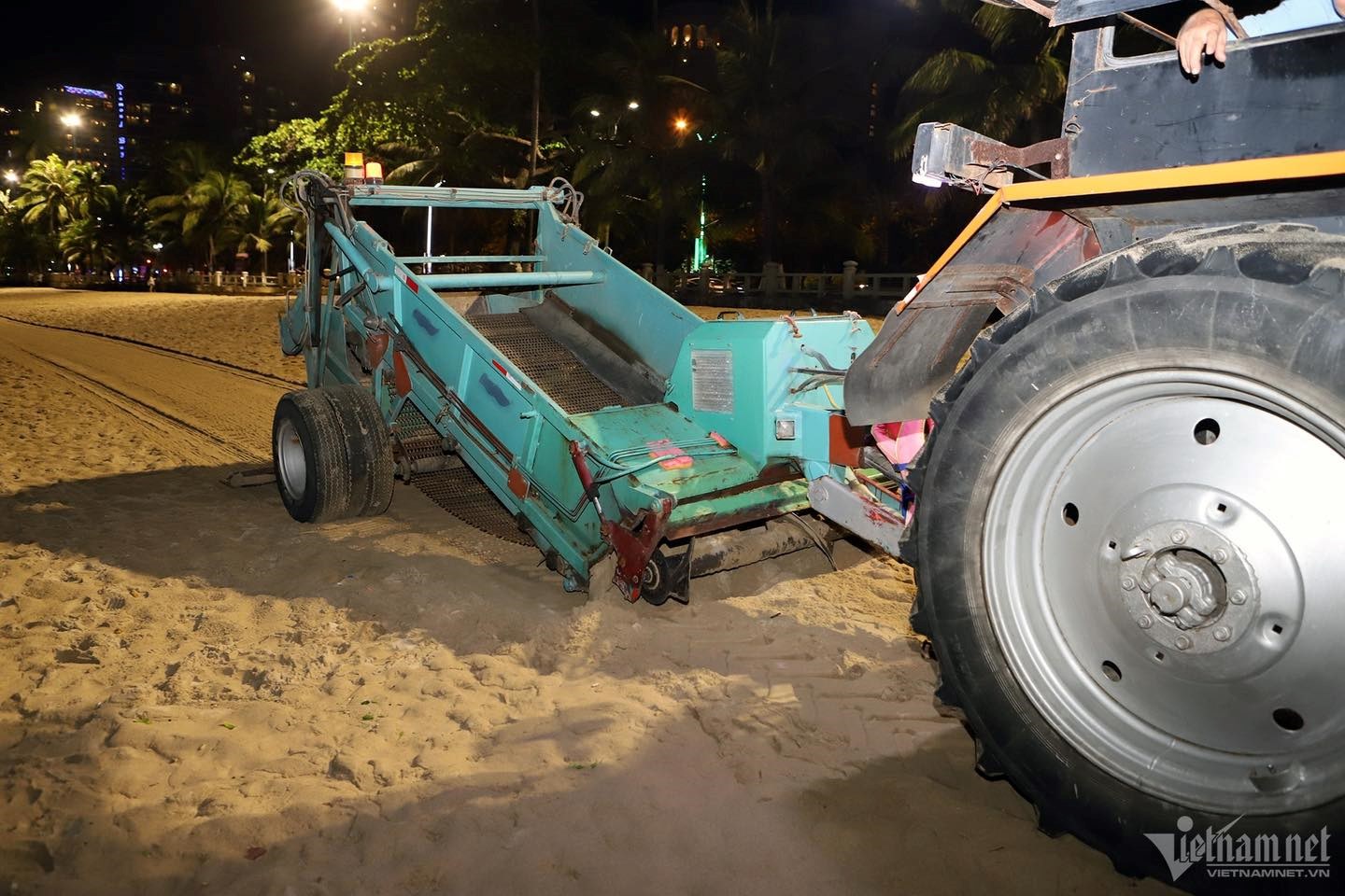 NGƯỜI CÔNG NHÂN MÔI TRƯỜNG CẢI TIẾN XE SÀNG CÁT, GIÚP BÃI BIỂN SẠCH BÓNG RÁC THẢI