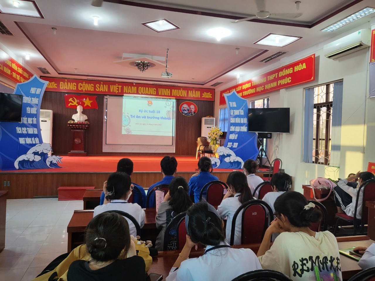 Trường THPT Đồng Hòa tổ chức thành công Chuyên đề "Ký ức tuổi 18 - Tri ân và trưởng thành"