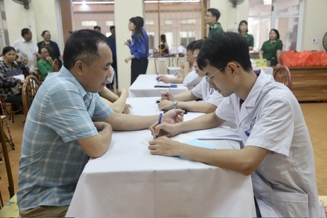 Khám bệnh, cấp phát thuốc miễn phí, tặng quà cho cựu TNXP và người dân có hoàn cảnh khó khăn, gia đình chính sách