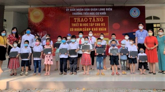 Trao nụ cười qua cơn khốn khó