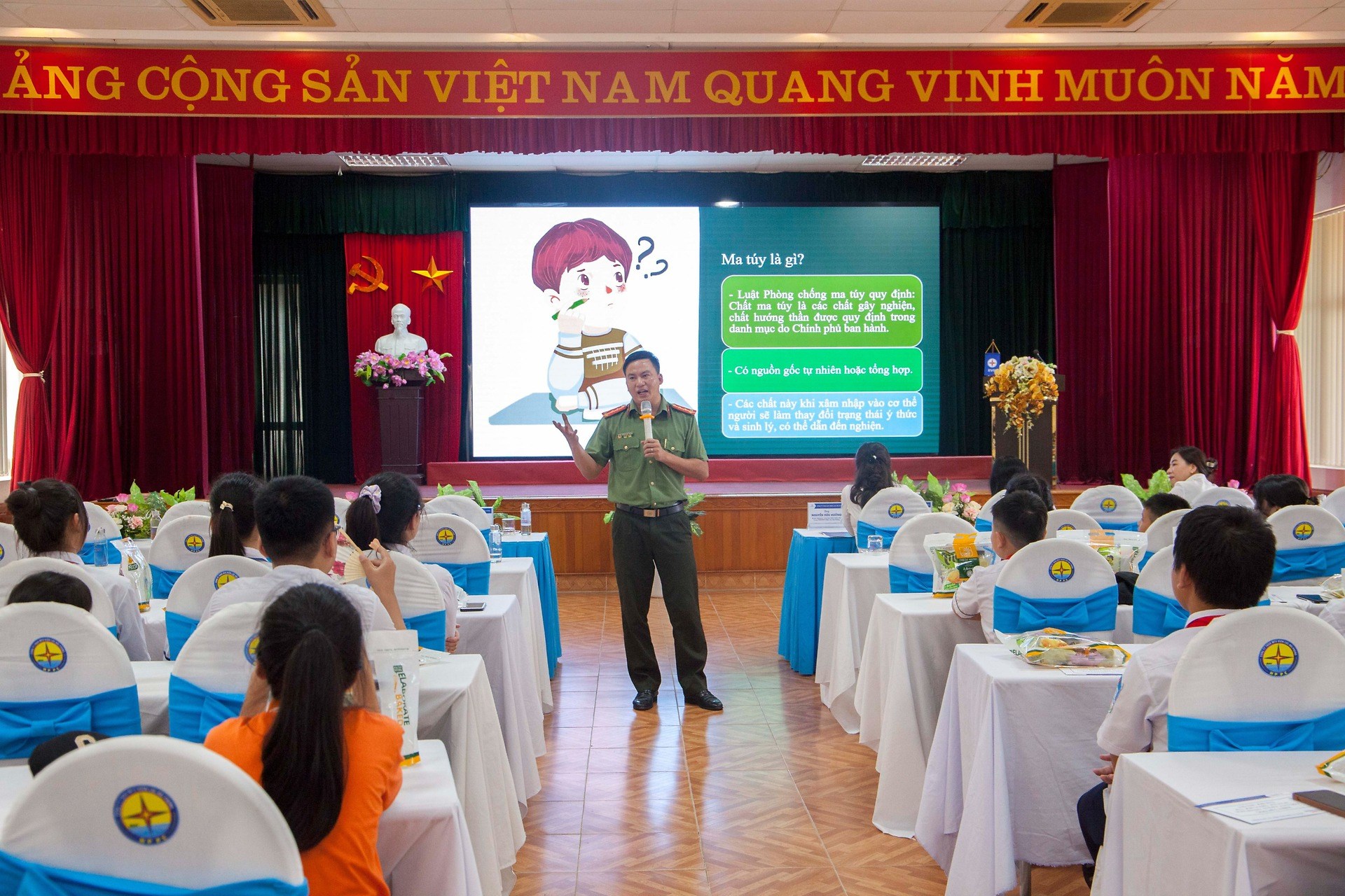 Đoàn thanh niên Điện lực Hải Phòng tổ chức tuyên truyền sử dụng điện an toàn và tác hại về ma tuý cho con em cán bộ công nhân viên Công ty
