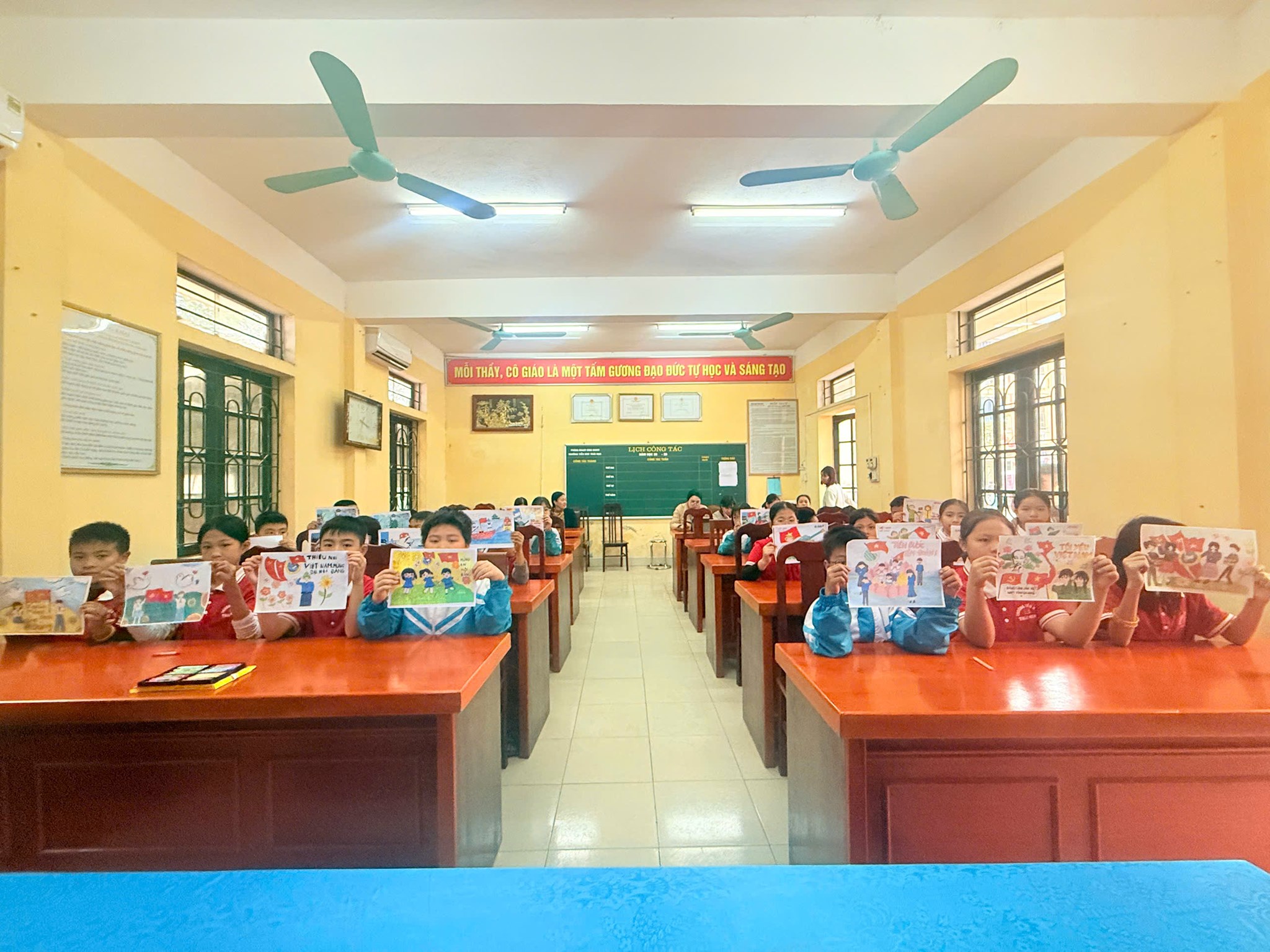 ĐƯỜNG AN: TỔ CHỨC HỘI THI VẼ TRANH CHÀO MỪNG ĐẠI HỘI TOÀN QUỐC LẦN THỨ XIV CỦA ĐẢNG.
