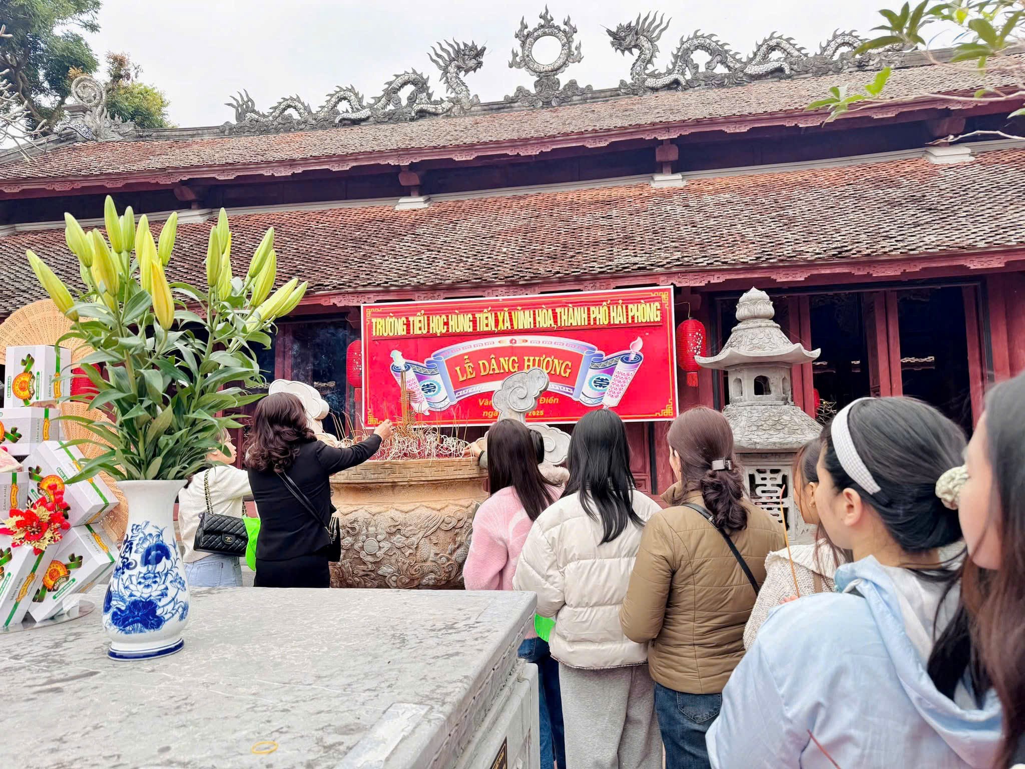 Hành trình đến địa chỉ đỏ - Liên đội Tiểu học Hùng Tiến