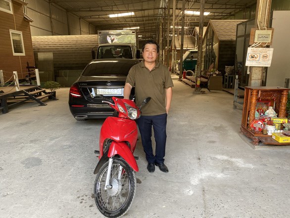 Chủ xe Mercedes bị va quẹt không bắt đền mà còn tặng tiền và xe máy cho người tông mình!