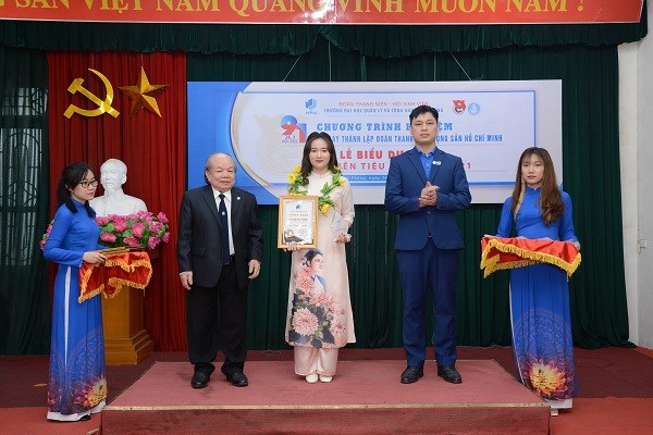 Bùi Thị Khánh Huyền, chiến sĩ xuất sắc trong phong trào sinh viên tình nguyện, tấm gương tiêu biểu trong học tập và làm theo tư tưởng, đạo đức, phong cách Hồ Chí Minh