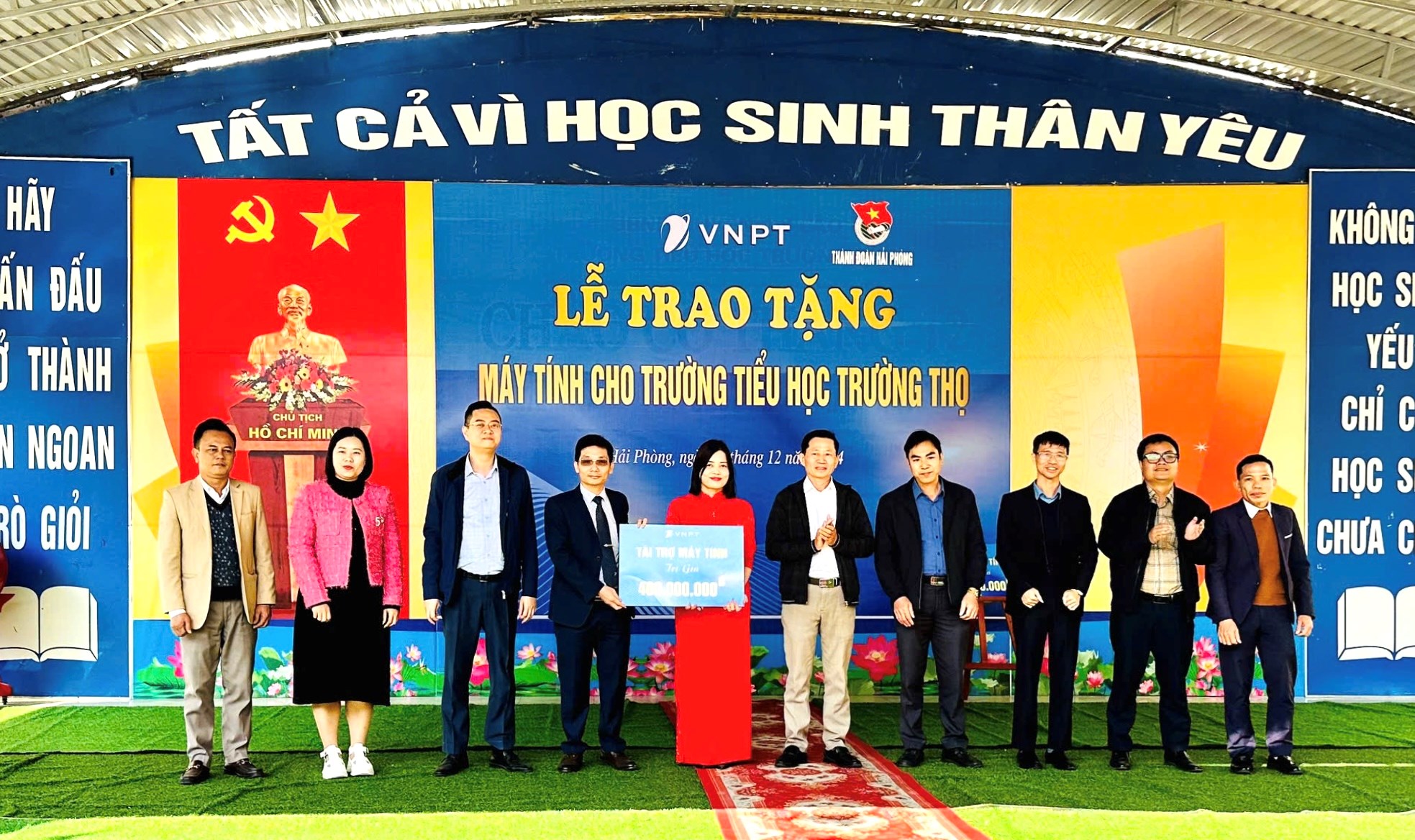 Lễ trao tặng máy tính cho học sinh trường tiểu học Trường Thọ