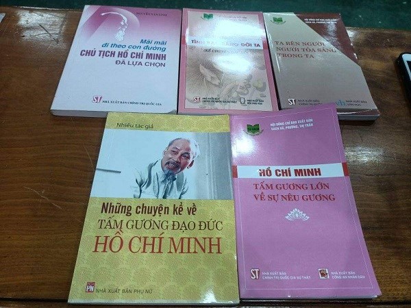 Tuổi trẻ HPU hào hứng tìm hiểu một số cuốn sách viết về Bác Hồ