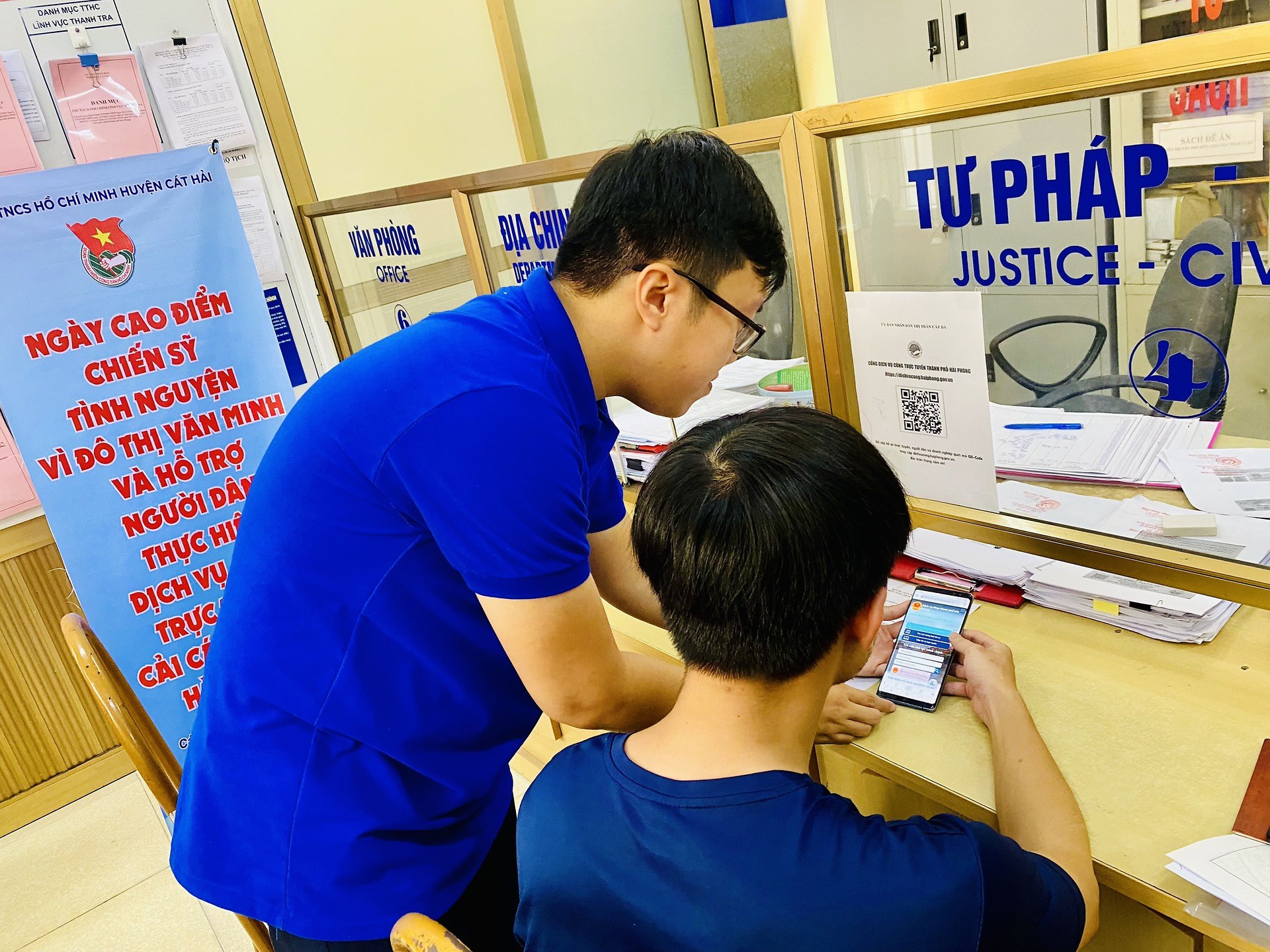 TUỔI TRẺ CÁT HẢI RA QUÂN NGÀY CAO ĐIỂM CHIẾN SỸ TÌNH NGUYỆN VÌ ĐÔ THỊ VĂN MINH VÀ HỖ TRỢ NGƯỜI DÂN THỰC HIỆN DỊCH VỤ CÔNG TRỰC TUYẾN, CẢI CÁCH THỦ TỤC HÀNH CHÍNH – CHIẾN DỊCH THANH NIÊN TÌNH NGUYỆN HÈ NĂM 2023