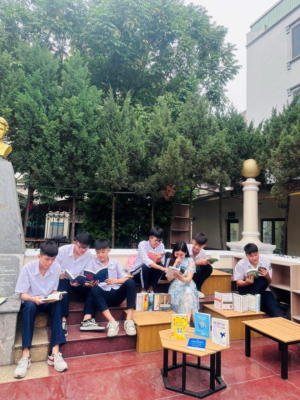 Đoàn trường THPT Marie Curie tổ chức chương trình ra mắt Công trình thanh niên "Thư viện đọc sách ngoài trời" hưởng ứng Ngày sách và văn hóa đọc Việt Nam năm 2024