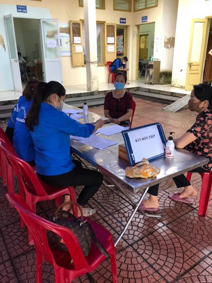 Đoàn thanh niên hỗ trợ khám sàng lọc, tiêm vacine