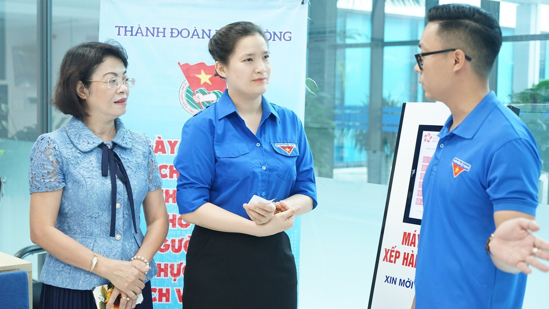Ra quân Ngày cao điểm Chiến sỹ tình nguyện vì đô thị văn minh và hỗ trợ người dân thực hiện dịch vụ công trực tuyến