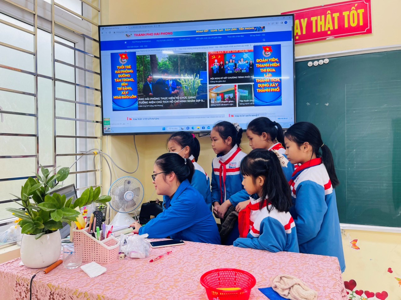 TRIỂN KHAI ĐỘI HÌNH TÌNH NGUYỆN HƯỚNG DẪN GIÁO VIÊN VÀ HỌC SINH KỸ NĂNG SỬ DỤNG MÁY TÍNH, ỨNG DỤNG PHẦN MỀM, SỬ DỤNG MẠNG INTERNET VÀ MẠNG XÃ HỘI AN TOÀN, HIỆU QUẢ