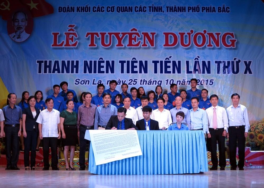 1446622521-doan khoi