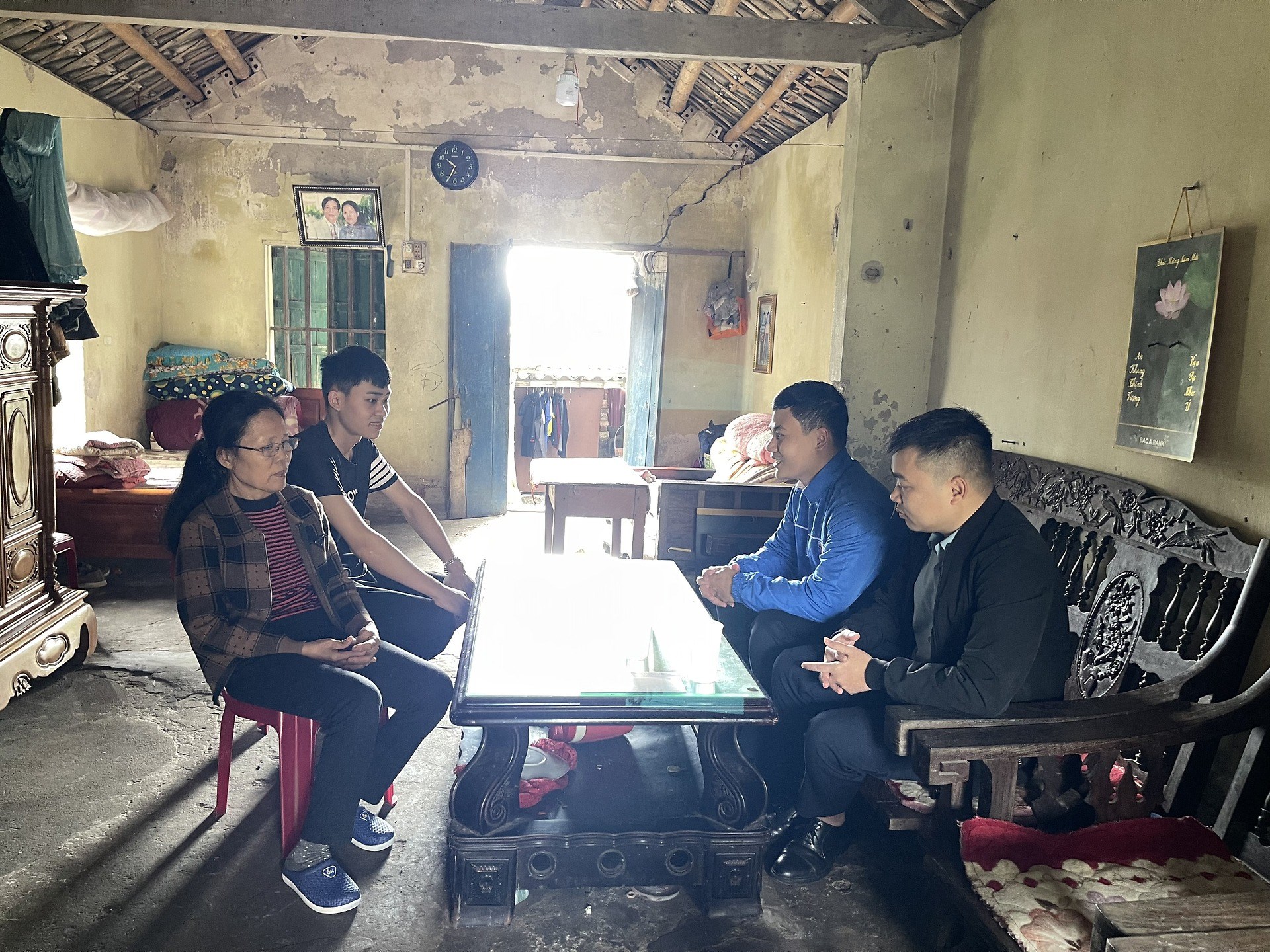 Thường trực Huyện đoàn thăm tặng quà các tân binh lên đường nhập ngũ có hoàn cảnh khó khăn