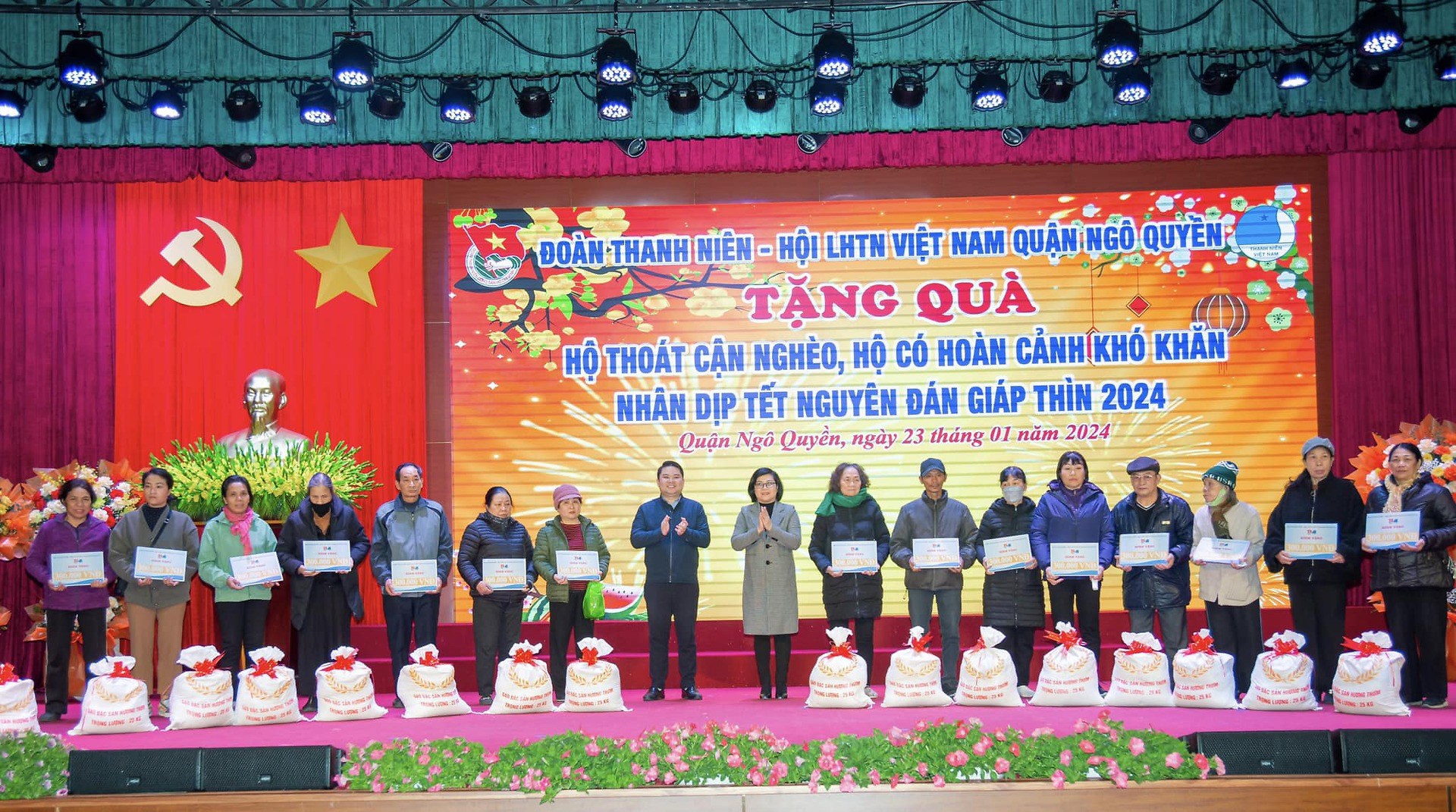 TẶNG QUÀ CỰU TXNP TẠI CHƯƠNG TRÌNH "XUÂN NỐI KẾT - TẾT YÊU THƯƠNG" NHÂN DỊP TẾT NGUYÊN ĐÁN GIÁP THÌN 2024