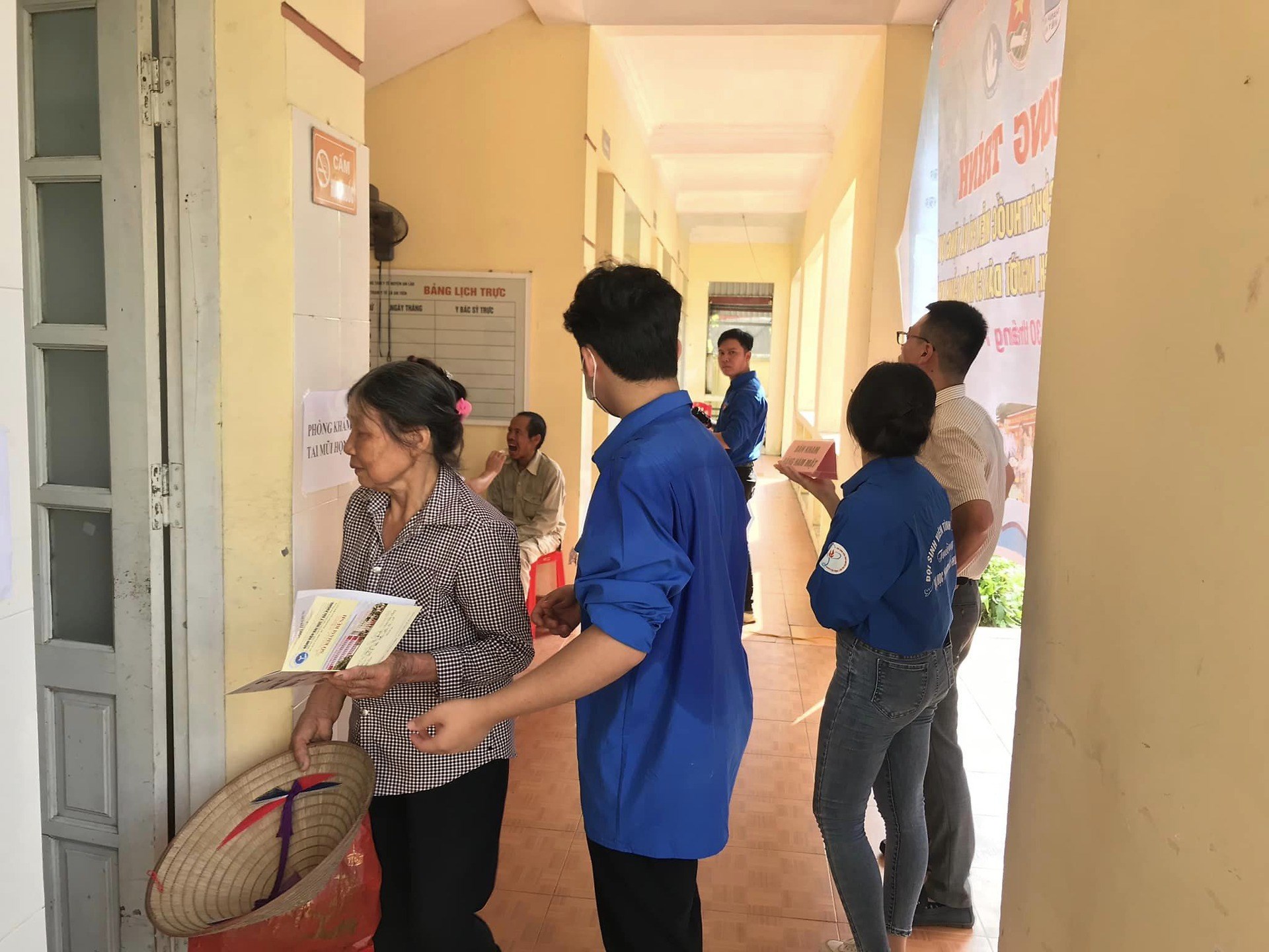 Tổ chức khám, tư vấn sức khoẻ và tặng quà cho 150 đối tượng gia đình chính sách, cựu thanh niên xung phong, hộ gia đình khó khăn trên địa bàn huyện Kiến Thụy