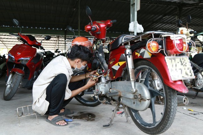Nam sinh sửa xe miễn phí cho bạn bè ở ký túc xá