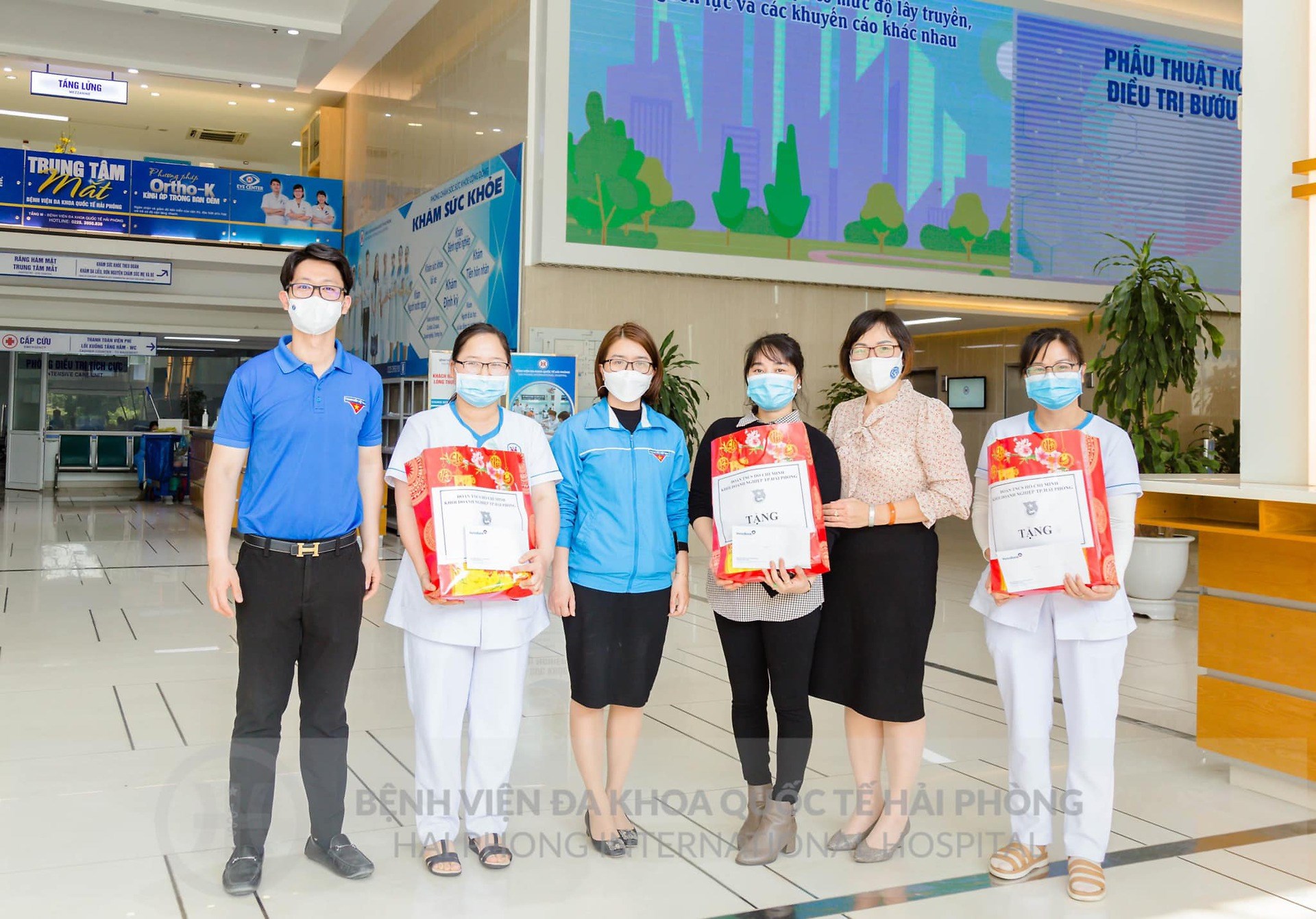ĐOÀN KHỐI DOANH NGHIỆP THÀNH PHỐ TRAO TẶNG 300 TÚI AN SINH TRONG NĂM 2022