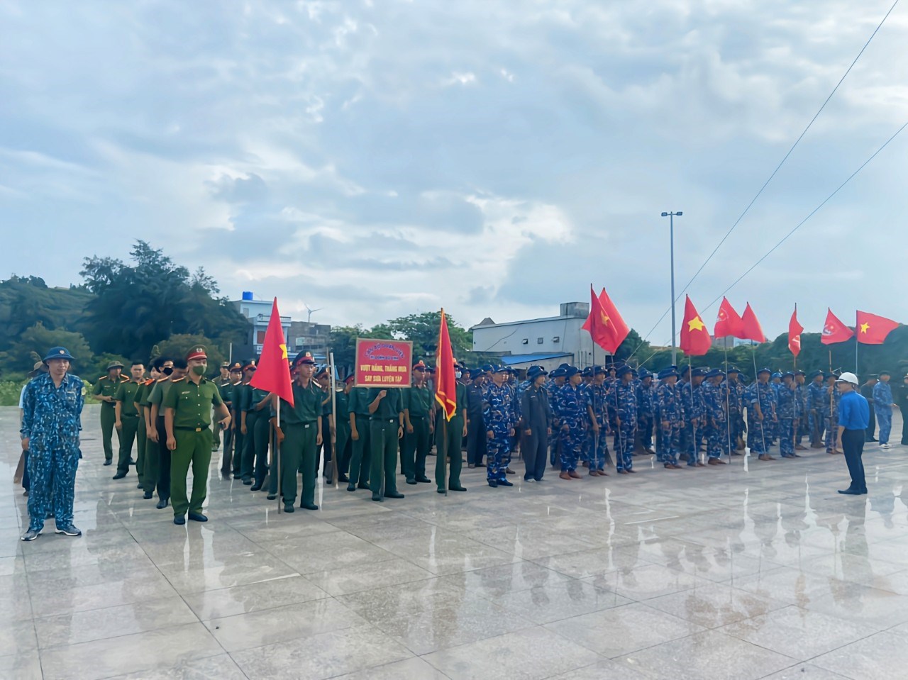 ĐOÀN CƠ SỞ TIỂU ĐOÀN PTĐ BẠCH LONG VĨ HĂNG HÁI THAM GIA CÁC HOẠT ĐỘNG NGÀY CHỦ NHẬT XANH TRÊN ĐẢO TIỀN TIÊU BẠCH LONG VĨ