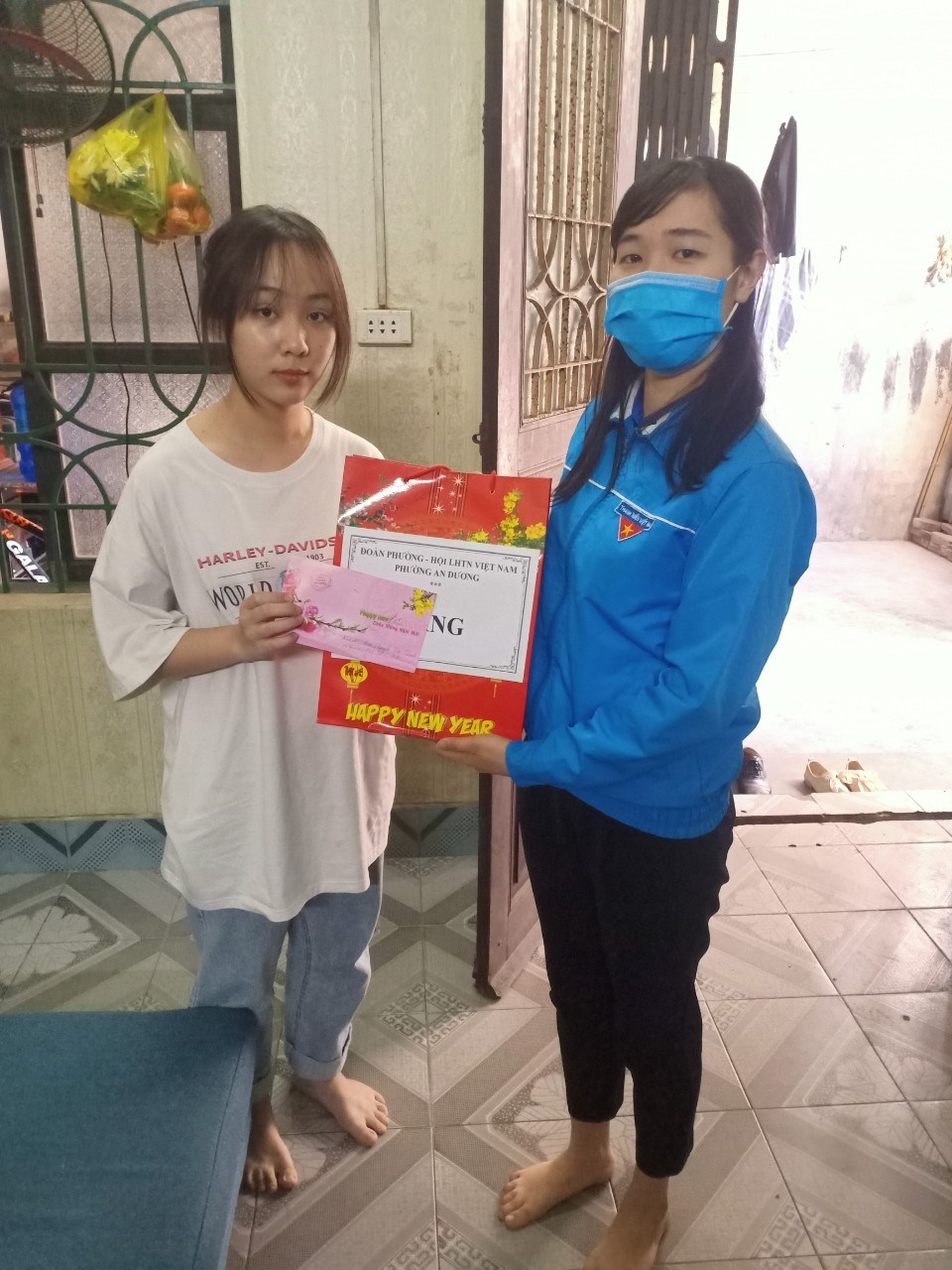 2. Đoàn phường An Dương tặng quà dịp Tết Nguyên đán