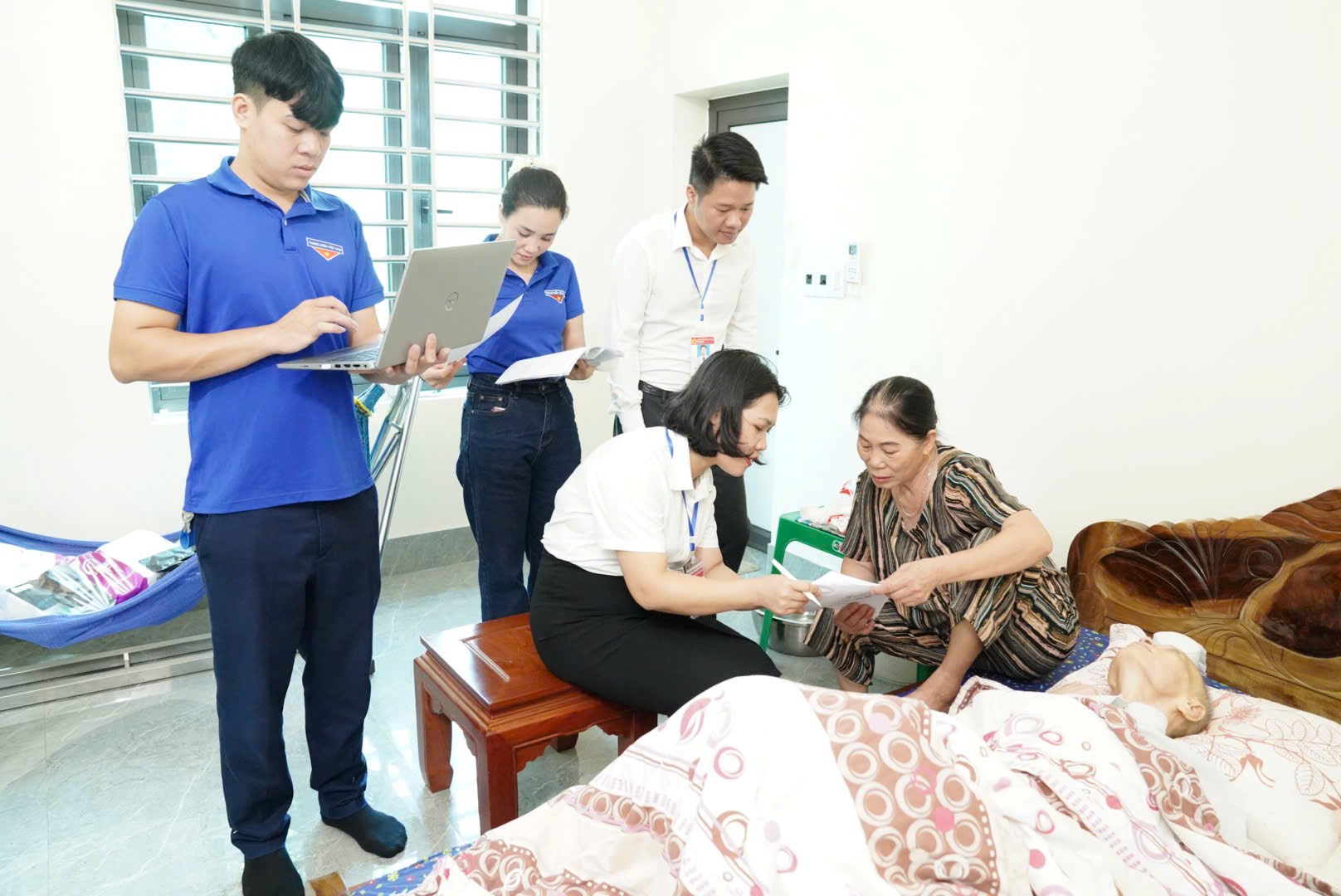 ĐOÀN XÃ TRƯỜNG TÂN PHỐI HỢP HỖ TRỢ ĐỐI TƯỢNG YẾU THẾ THEO NGHỊ ĐỊNH 176 TẠI NHÀ