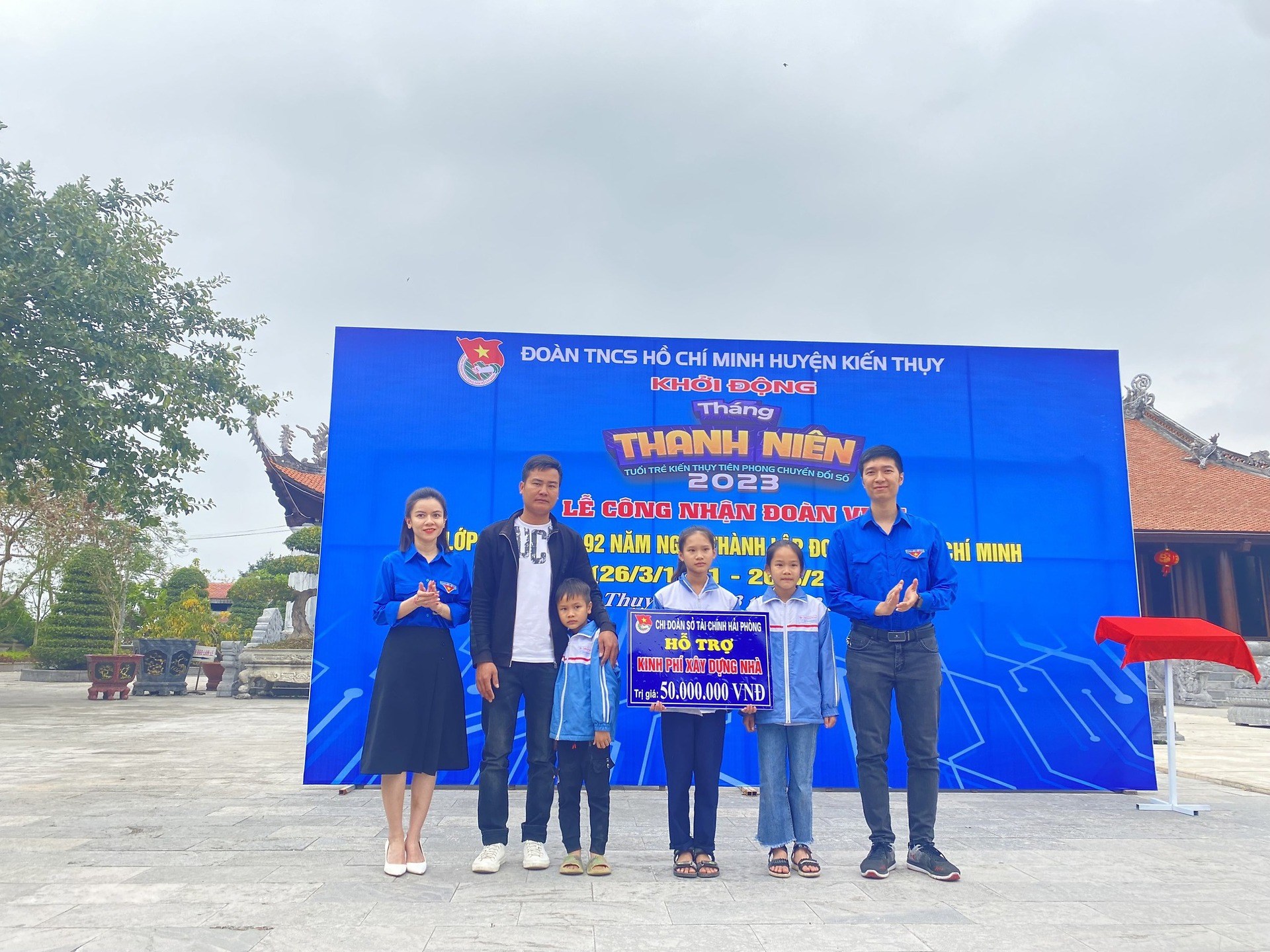 Công trình thanh niên “Tuổi trẻ Khối các cơ quan thành phố hỗ trợ xây mới nhà Nhân ái, nhà Đại đoàn kết, nhà Khăn quàng đỏ, nhà An sinh xã hội cho các gia đình chính sách, gia đình có hoàn cảnh khó khăn”