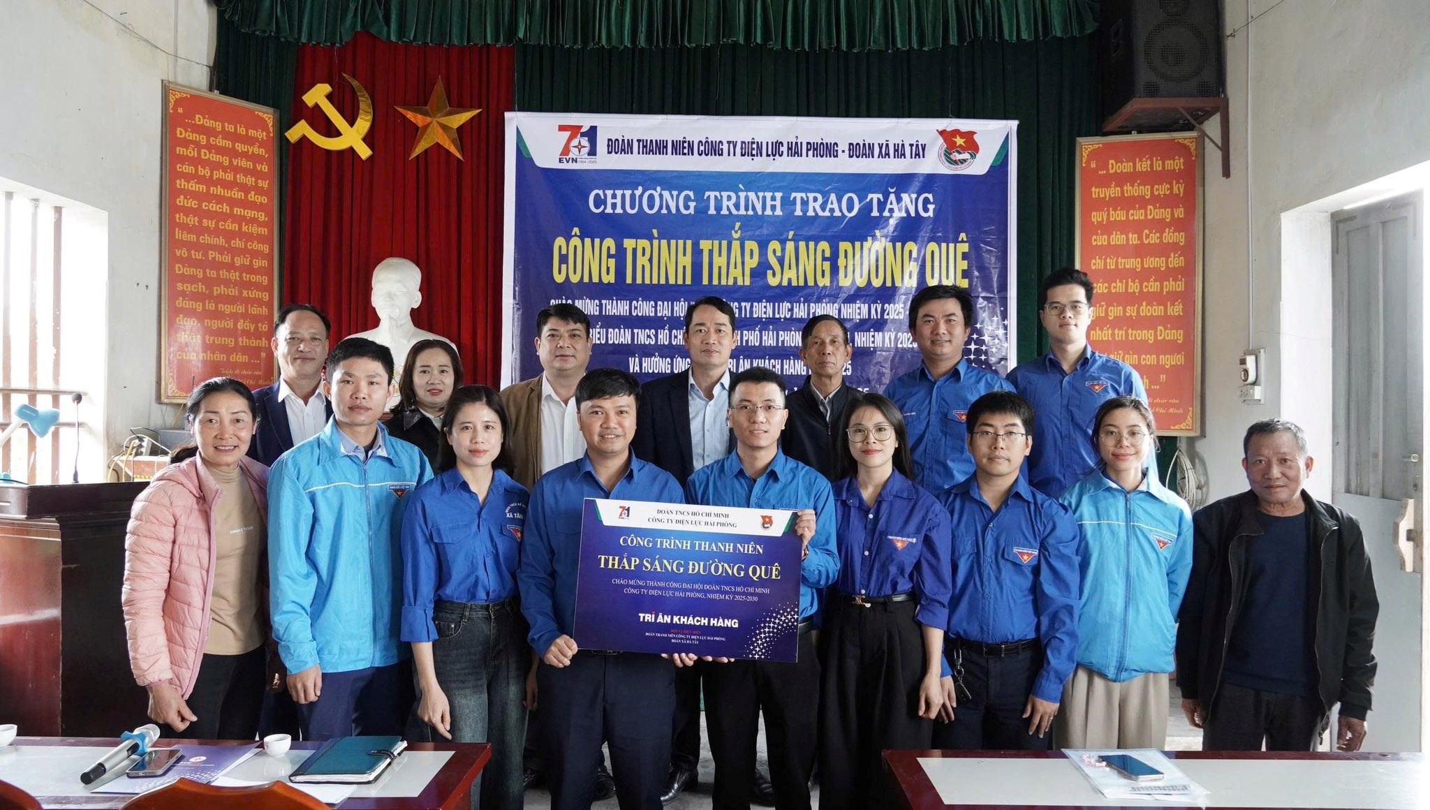 Đoàn Thanh niên Công ty Điện lực Hải Phòng - Đoàn Thanh niên xã Hà Tây: Chung tay “Thắp sáng đường quê”