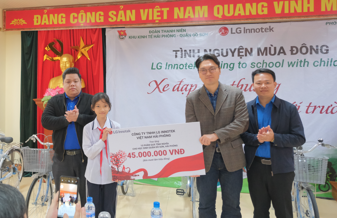 Đoàn TNCS Hồ Chí Minh Khu Kinh tế Hải Phòng tổ chức Chương trình Tình nguyện mùa đông: "Xe đạp yêu thương - Cùng em tới trường"