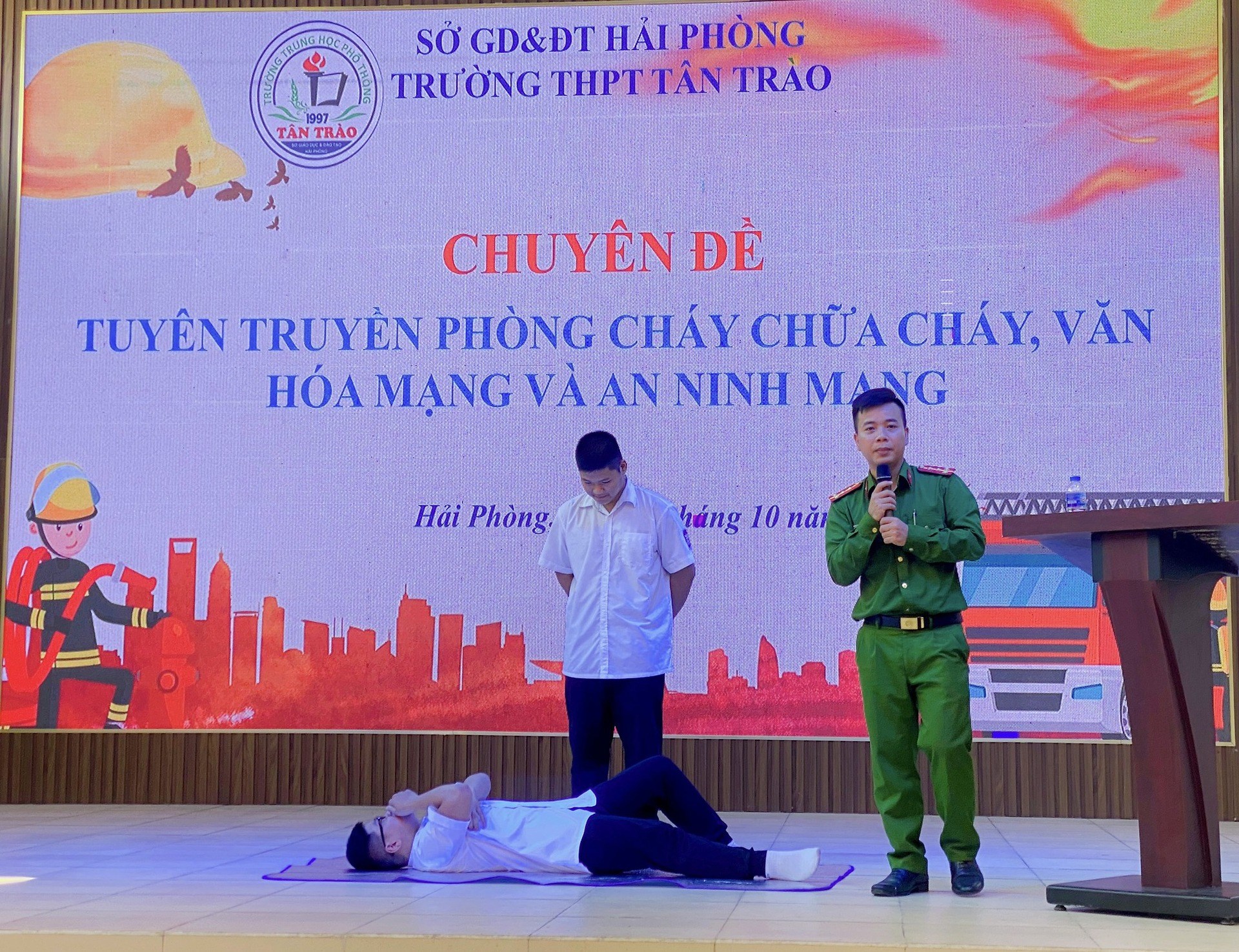 Đoàn trường THPT Tân Trào tổ chức chuyên đề “Tuyên Truyền phòng cháy chữa cháy, văn hoá mạng và an ninh mạng, phòng chống tác hại thuốc lá” hưởng ứng Ngày Pháp luật