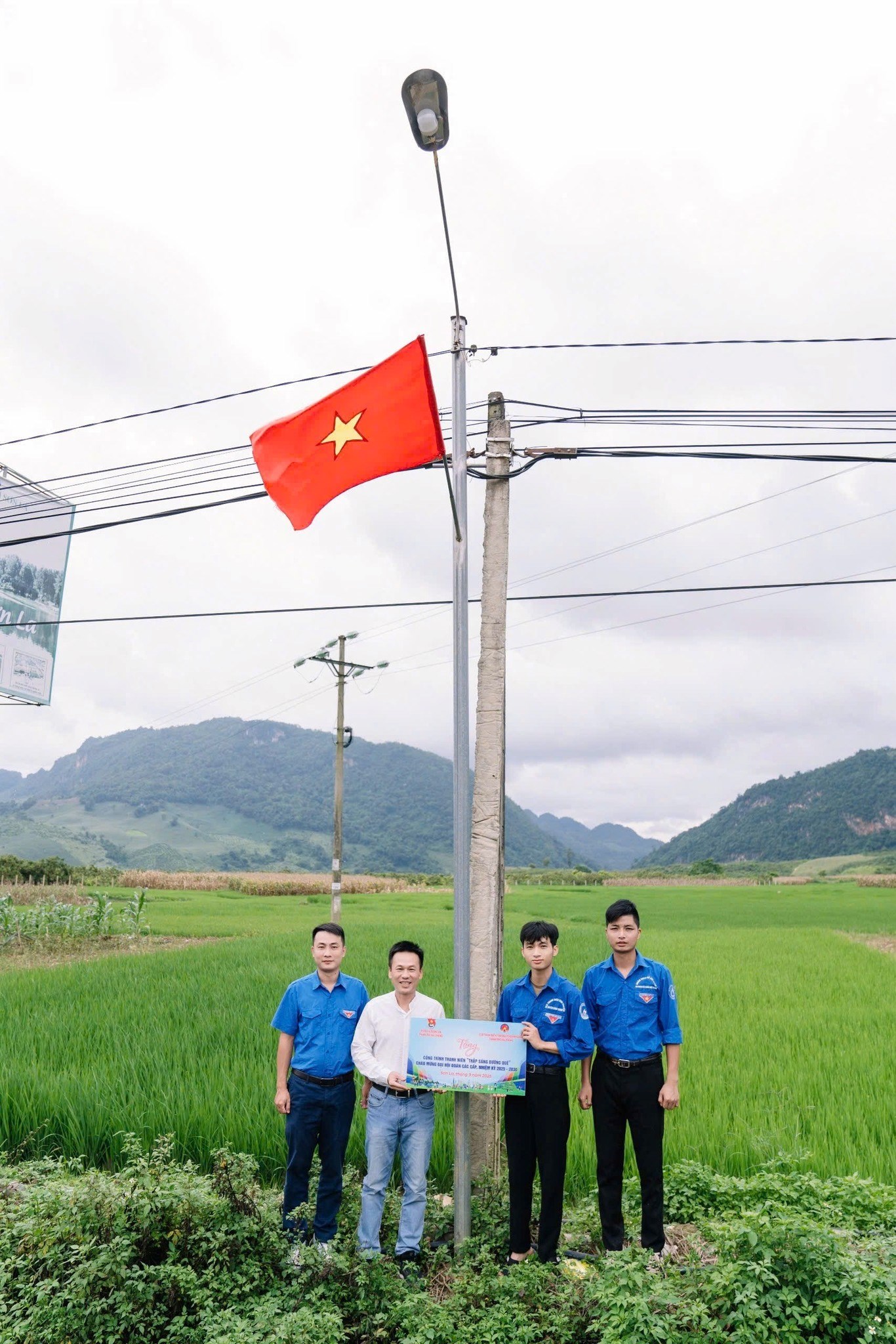 Đường An: Phối hợp tổ chức trao tặng công trình thanh niên “Thắp sáng đường quê” chào mừng Đại hội Đoàn các cấp, nhiệm kỳ 2025 - 2030