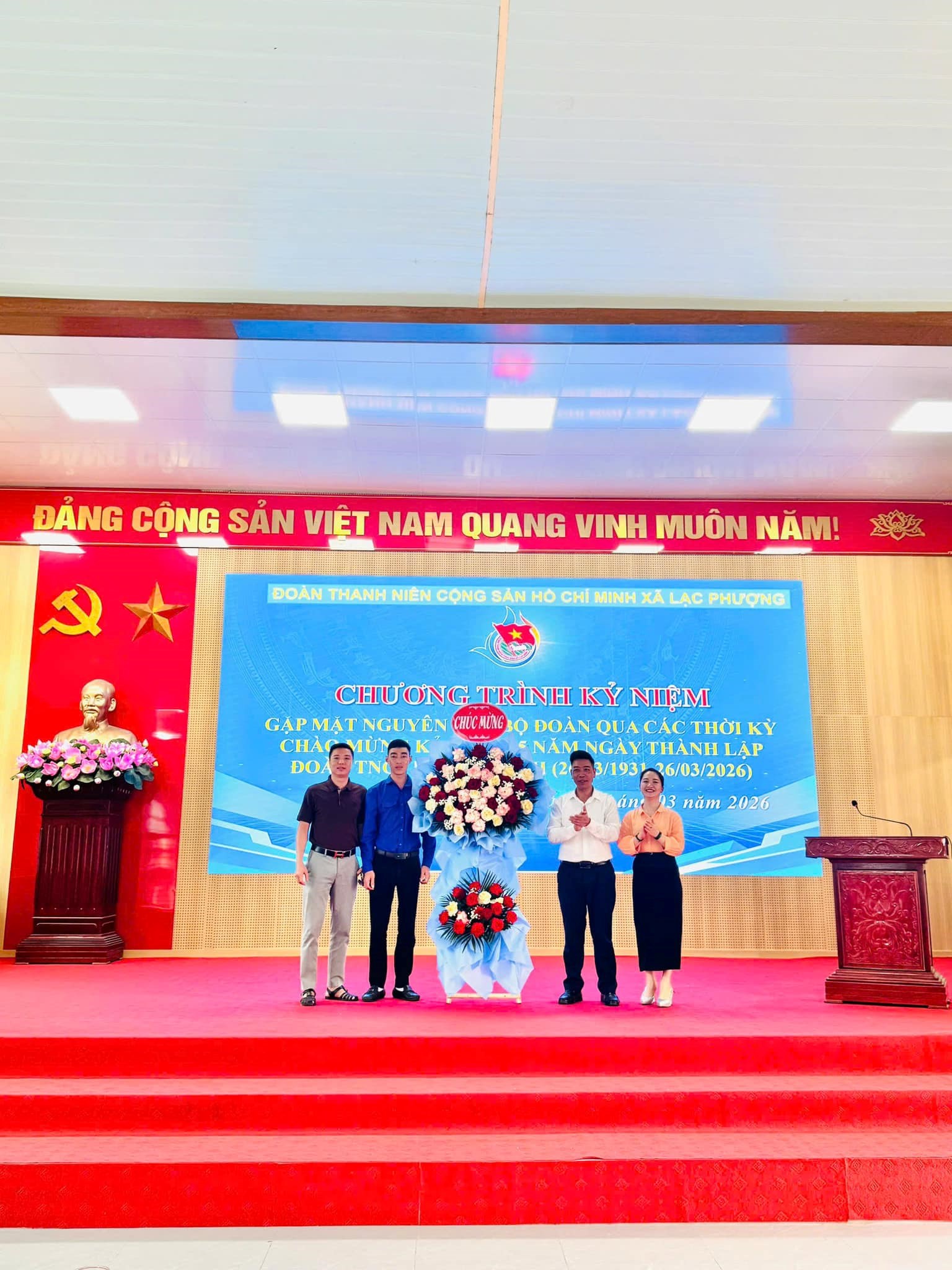 Đoàn TNCS Hồ Chí Minh xã Lạc Phượng đã long trọng tổ chức chương trình gặp mặt kỷ niệm, ôn lại truyền thống vẻ vang của tổ chức Đoàn qua các thời kỳ