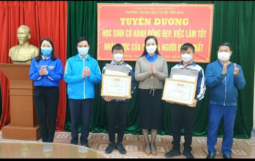 Hà Tĩnh: Trao bằng khen cho 2 anh em sinh đôi nhặt được của rơi trả lại người đánh mất