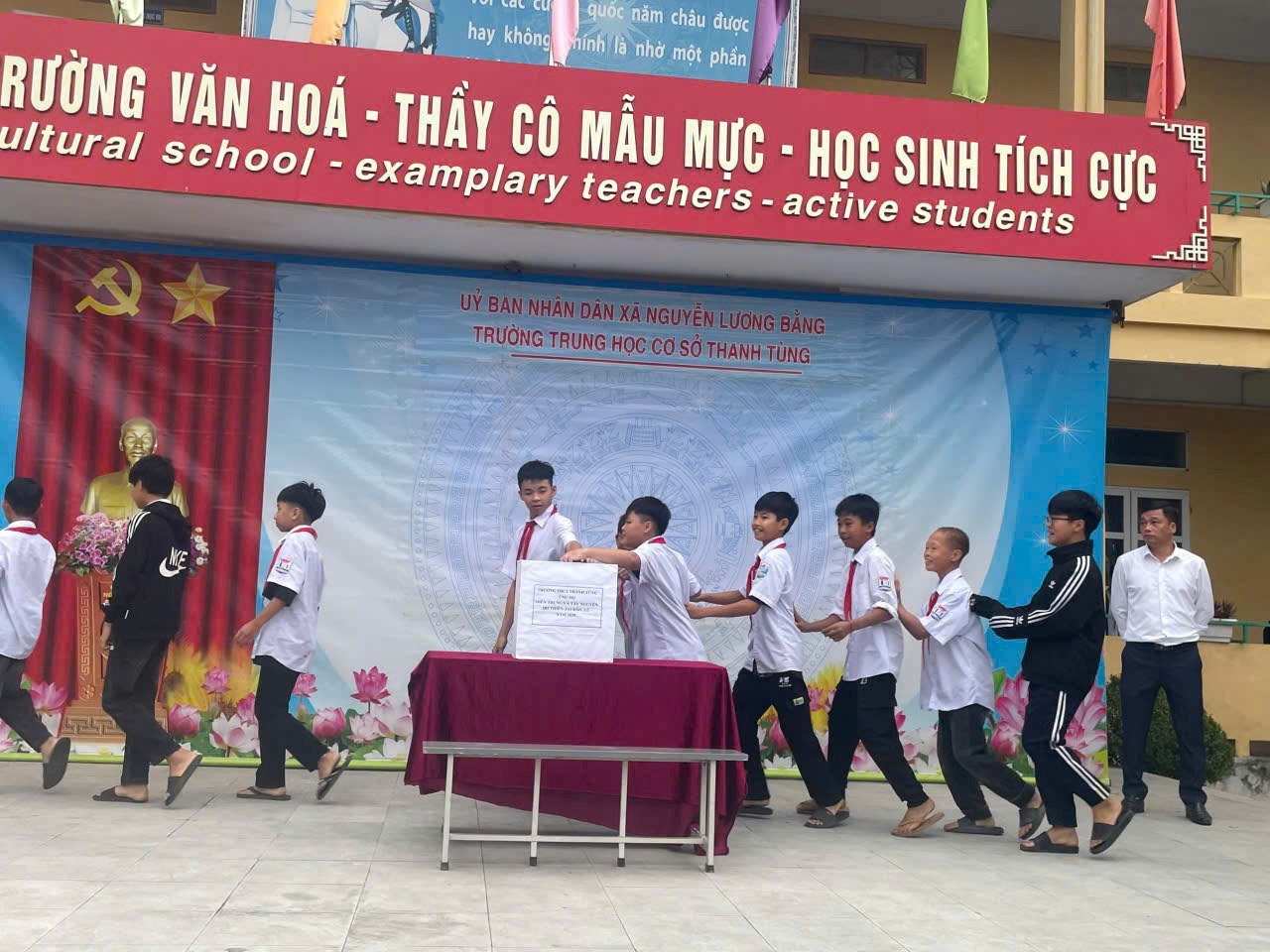 Đội viên Liên đội trường THCS Thanh Tùng xã Nguyễn Lương Bằng quyên góp ủng hộ đồng bào miền Trung - Tây Nguyên bị ảnh hưởng bão lũ.