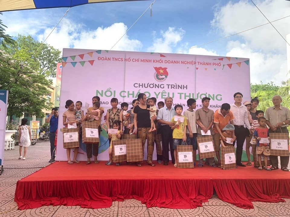 Chương trình "Nồi cháo yêu thương" và trao tặng quà cho bệnh nhi có hoàn cảnh khó khăn tại bện viện trẻ em Hải Phòng.
