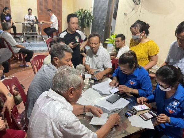 Thanh niên Đồ Sơn xung kích tình nguyện hỗ trợ nhân dân kích hoạt tài khoản định danh điện tử mức độ 2