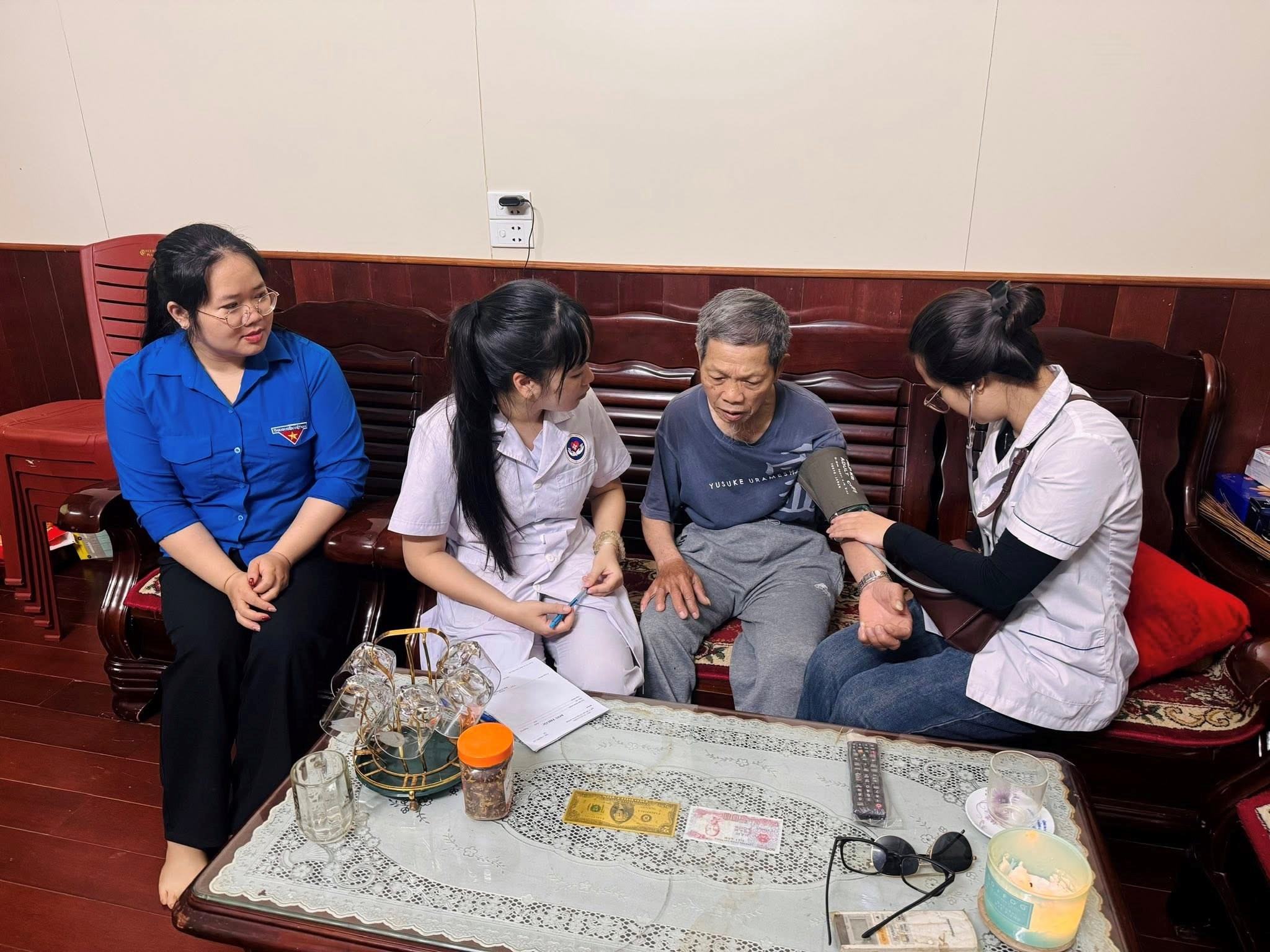 Đoàn Thanh niên phối hợp khám chữa bệnh, cấp phát thuốc miễn phí cho cựu thanh niên xung phong