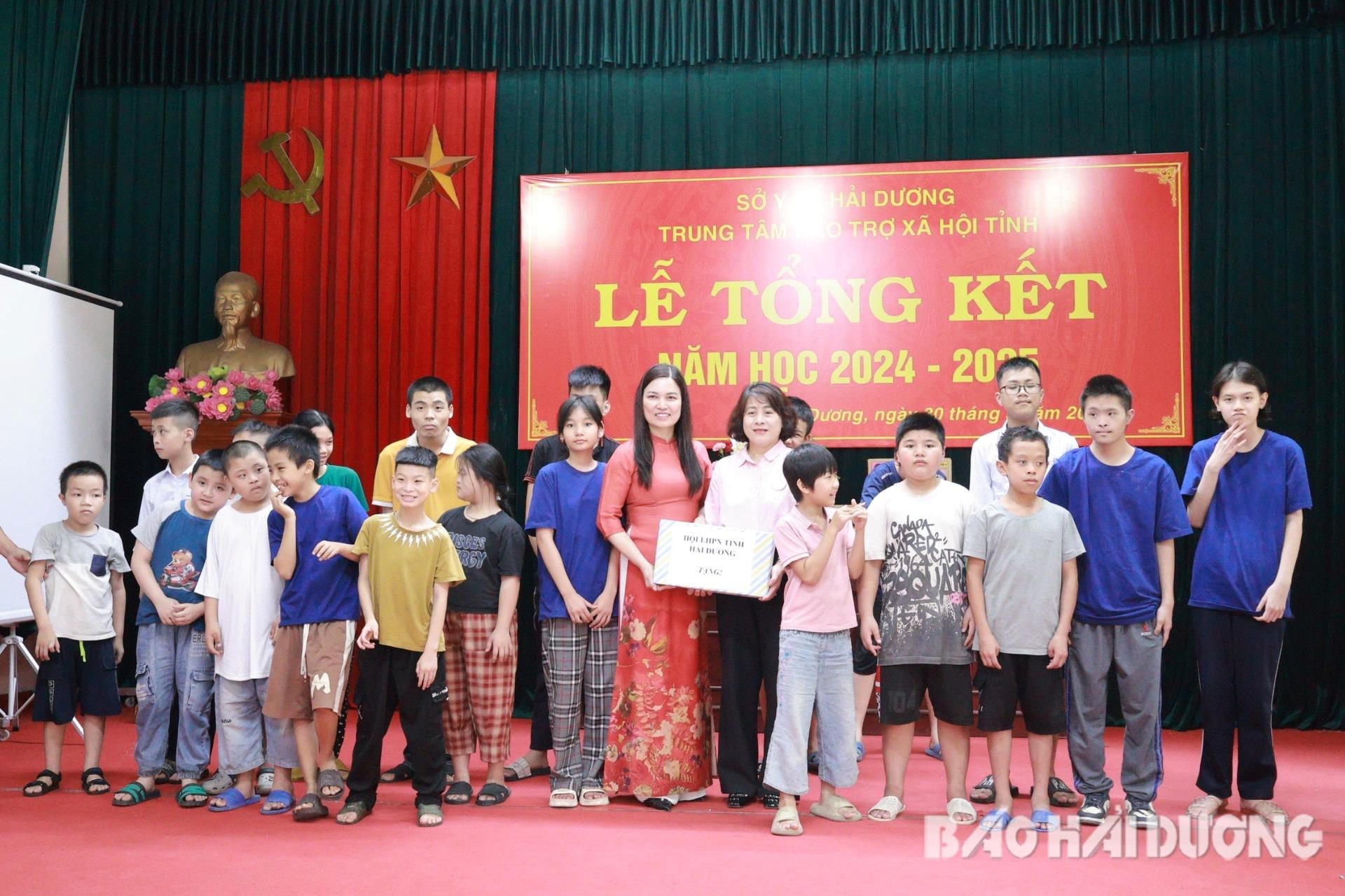 Hội Liên hiệp phụ nữ tỉnh Hải Dương tặng quà trẻ khuyết tật, mồ côi