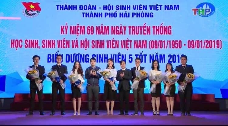 Sinh viên Phạm Quỳnh Phương (Khoa GD Tiểu học và Mầm non) - Cô giáo “tương lai” say mê các hoạt động cộng đồng.
