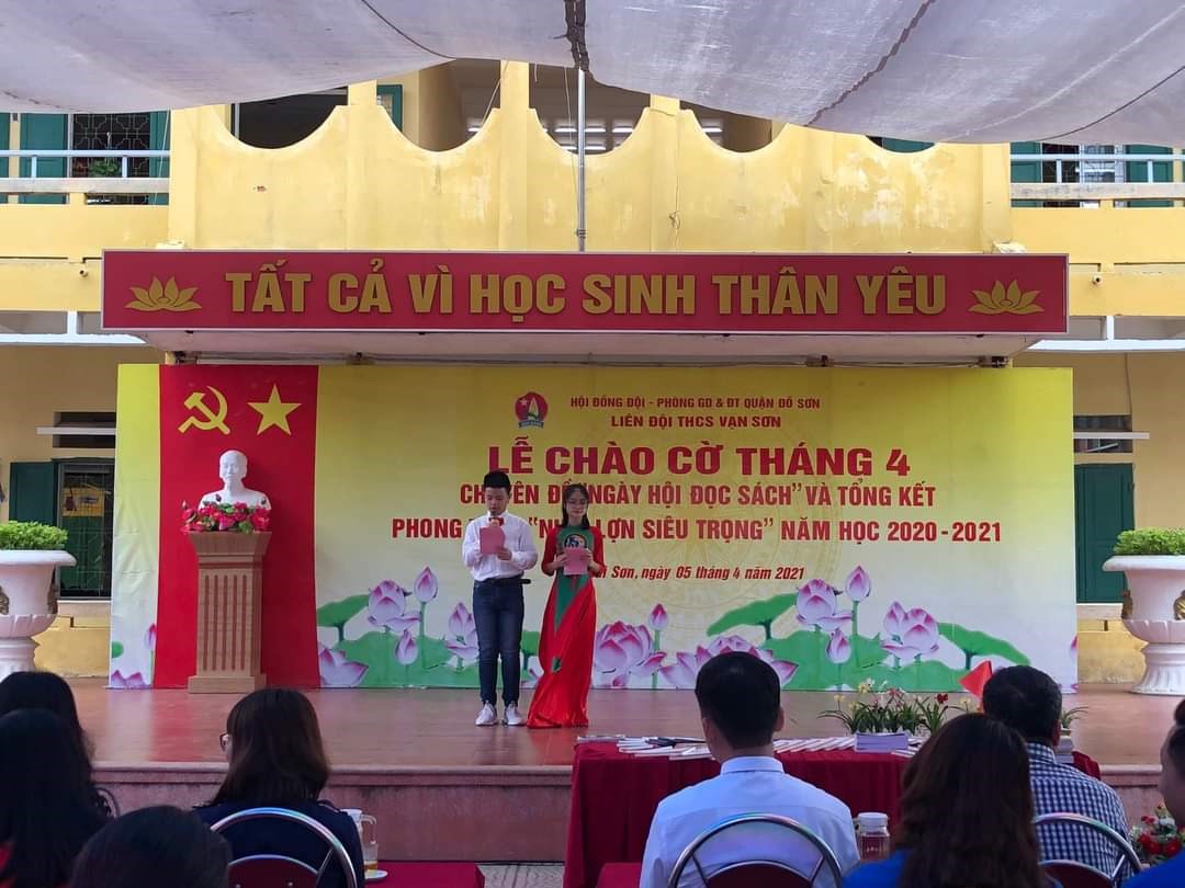 Lễ Chào cờ tháng 4 gắn với Chuyên đề "Ngày hội đọc sách" và Tổng kết phong trào "Nuôi lợn siêu trọng" năm học 2020 - 2021