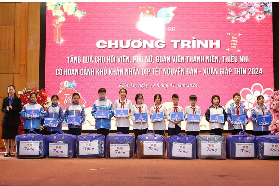 Quận đoàn - Hội đồng Đội quận phối hợp với Hội Phụ nữ quận tặng quà hội viên, đoàn viên, trẻ em có hoàn cảnh đặc biệt khó khăn nhân dịp Tết Nguyên đán Giáp Thìn 2024, "Ngày hội tặng chăn ấm" hưởng ứng Chiến dịch Tình nguyện mùa đông